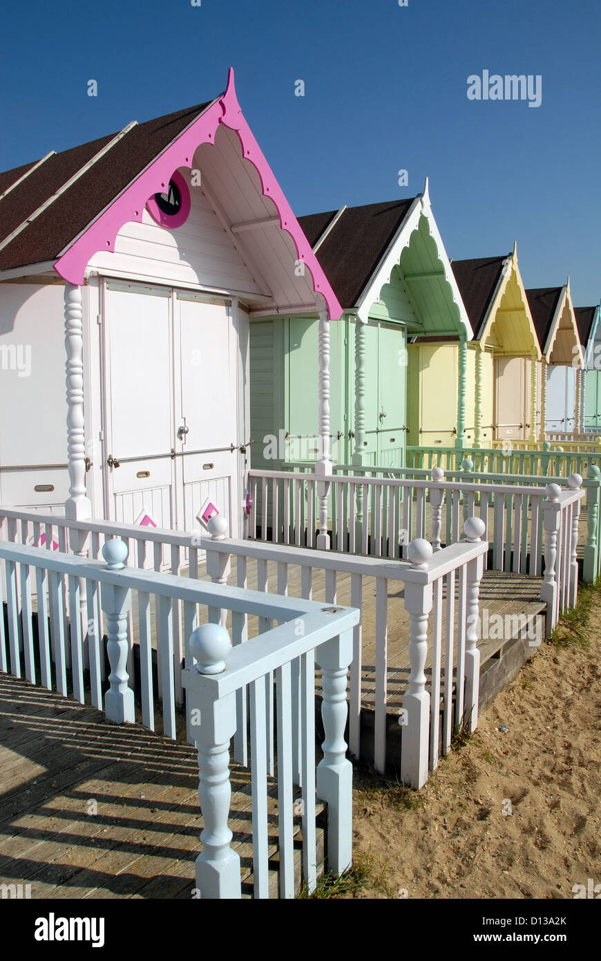 Neu lackiert Strandhütten an West Mersea Essex UK Stockfoto