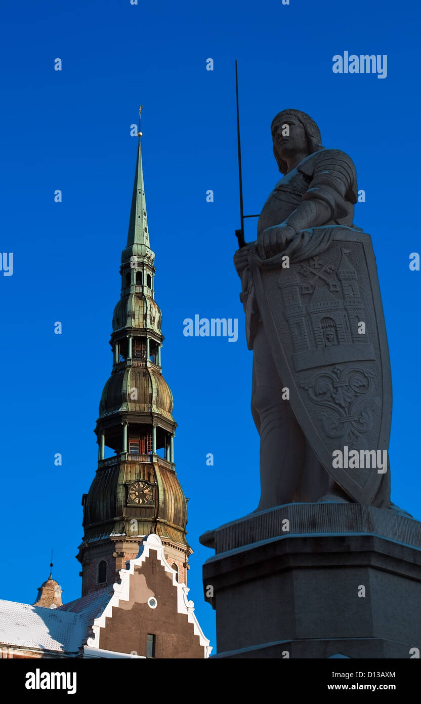 Skulptur von Roland und St.-Petri Kirche in der Altstadt von Riga Stockfoto