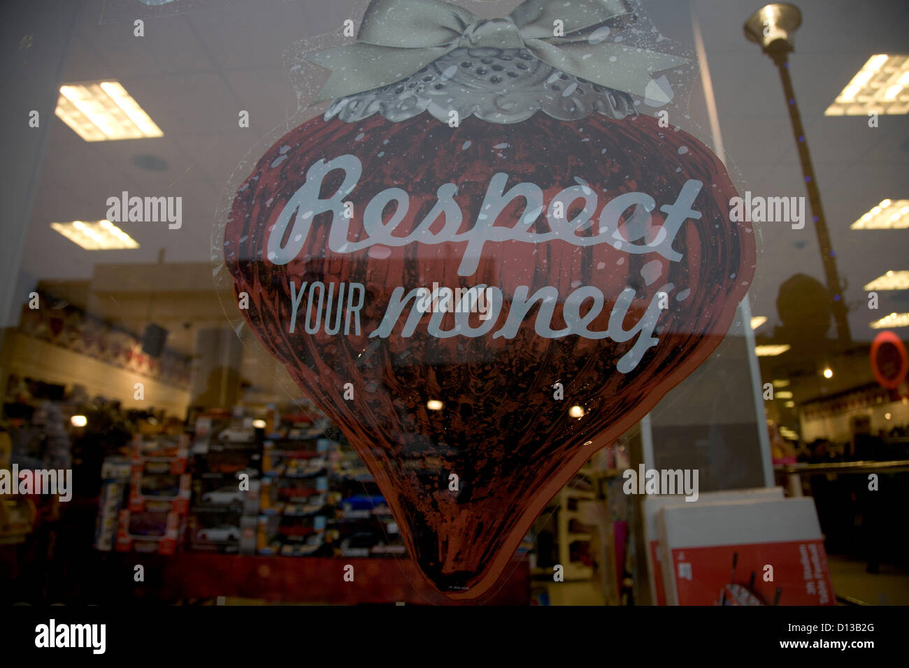 6. Dezember 2012. London UK. Ein Schild in einem Discounter sagt Ihr Geld zu respektieren. Der Kanzler des Finanzministeriums war gezwungen, zuzugeben, dass die britische Wirtschaft schrumpft weiter während seiner Herbst Haushalt Erklärung an Parlament und eine wirtschaftliche Erholung dauert länger als erwartet Stockfoto