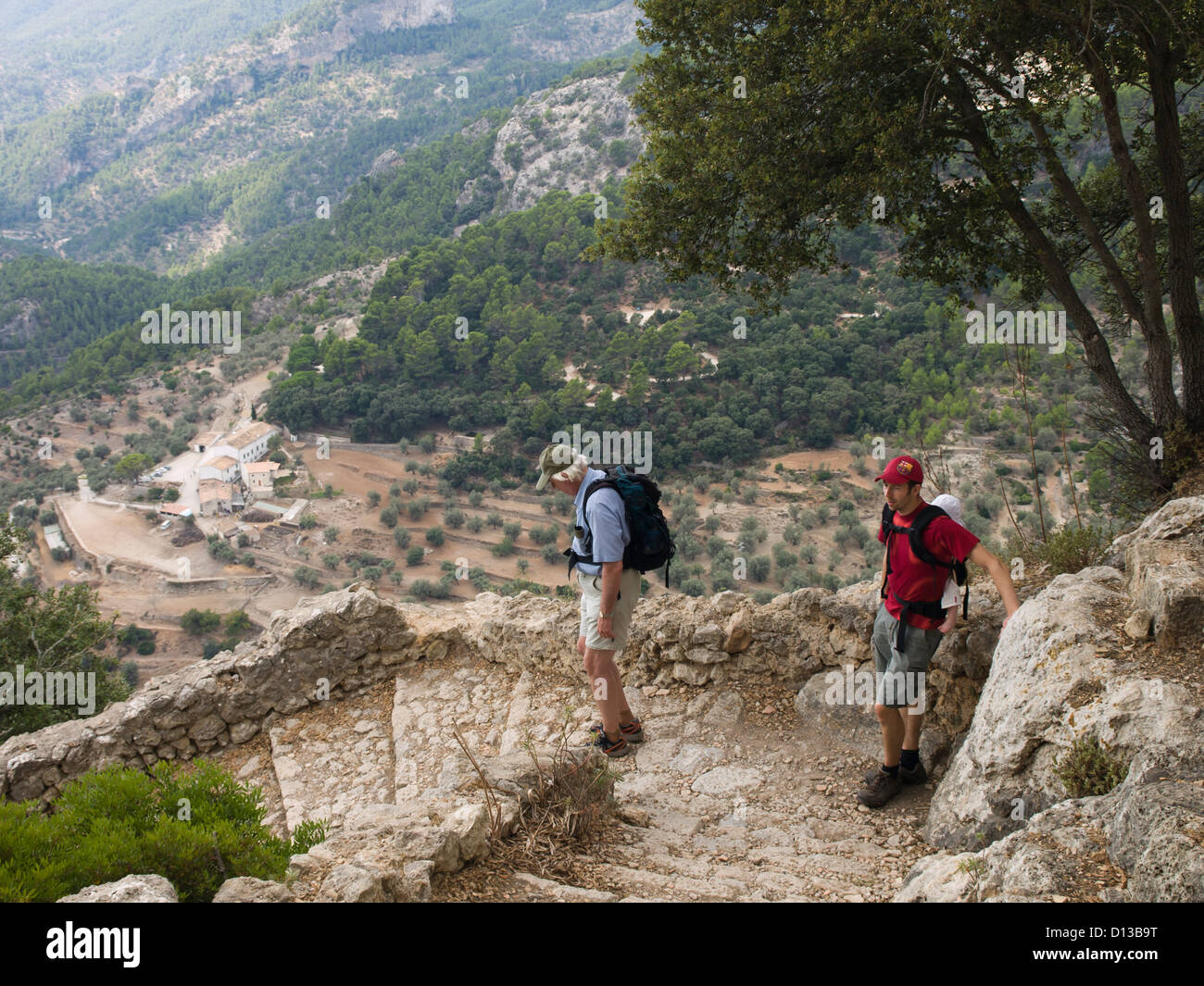 Castillo de Alaro, eine historische Festung auf einem Berg 822 m ist ein großes Ziel für Wanderer in Mallorca Spanien männlichen Wanderer hinunter Stockfoto