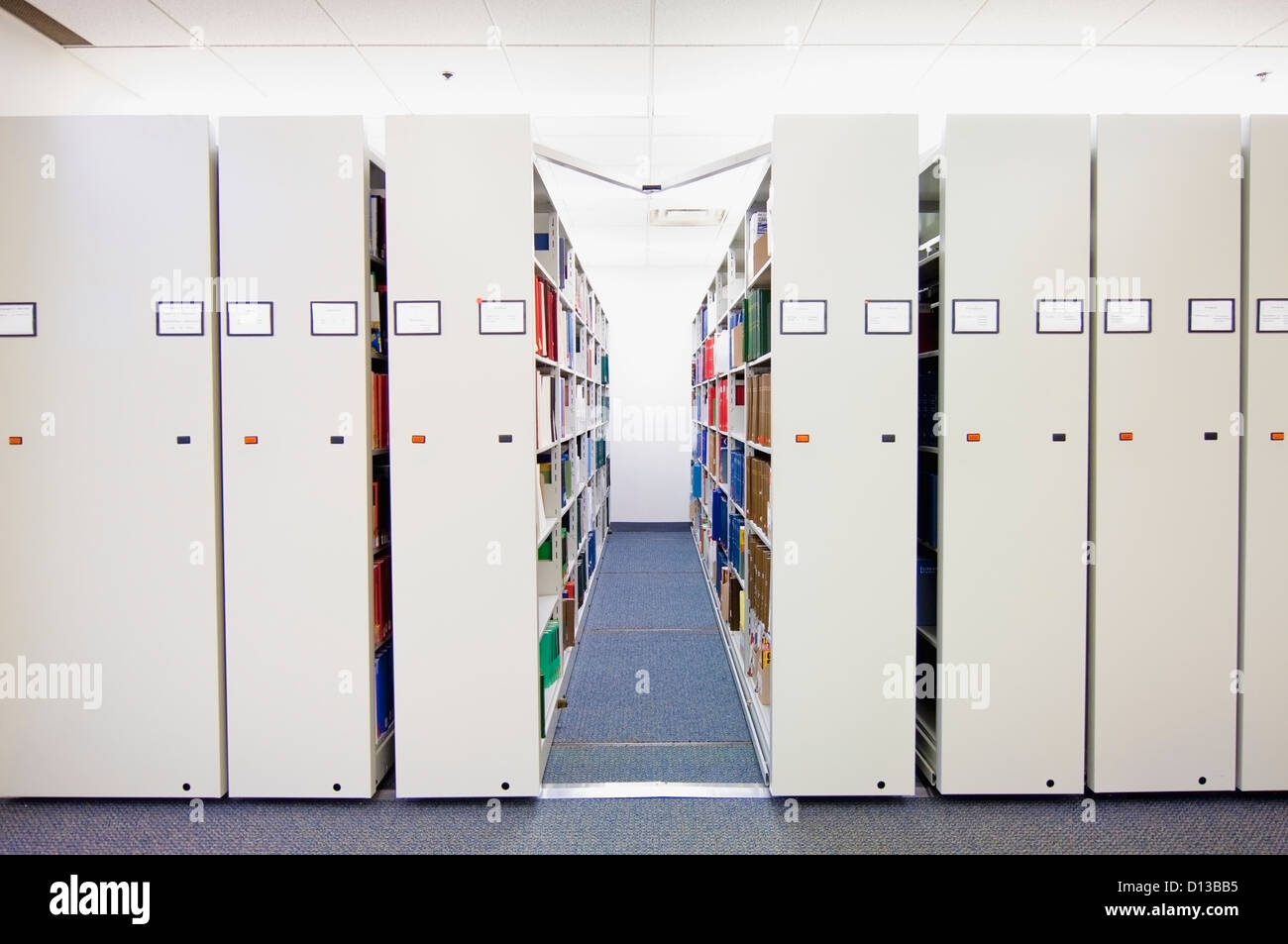 Manuell beweglichen Bücherregale an einer Universität; Toronto Ontario Kanada Stockfoto