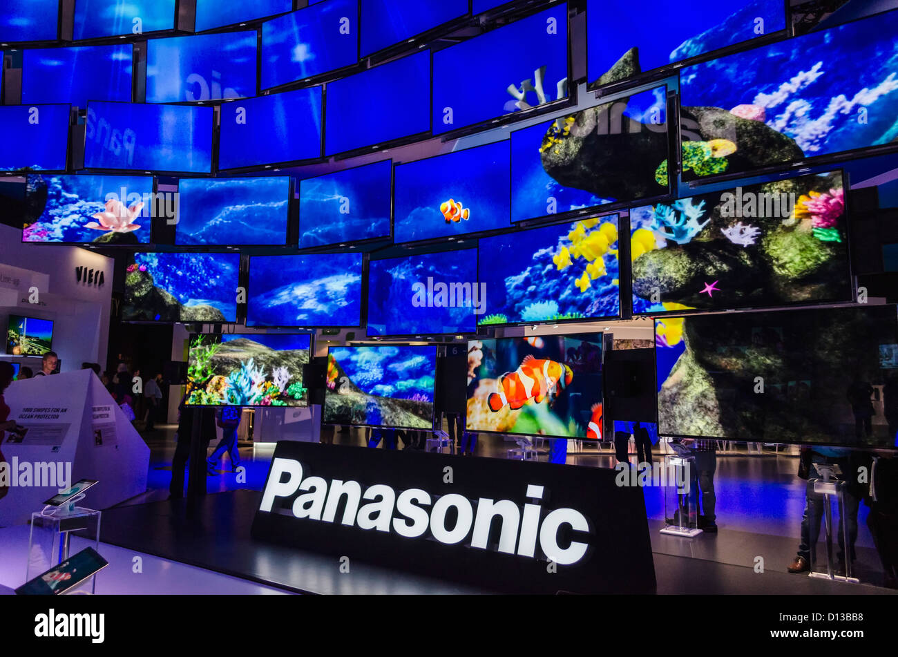 IFA - Consumer Electronics Messe in Berlin, Deutschland - Stand von Panasonic zeigt eine Wand flach Bildschirm TV-Geräte Stockfoto