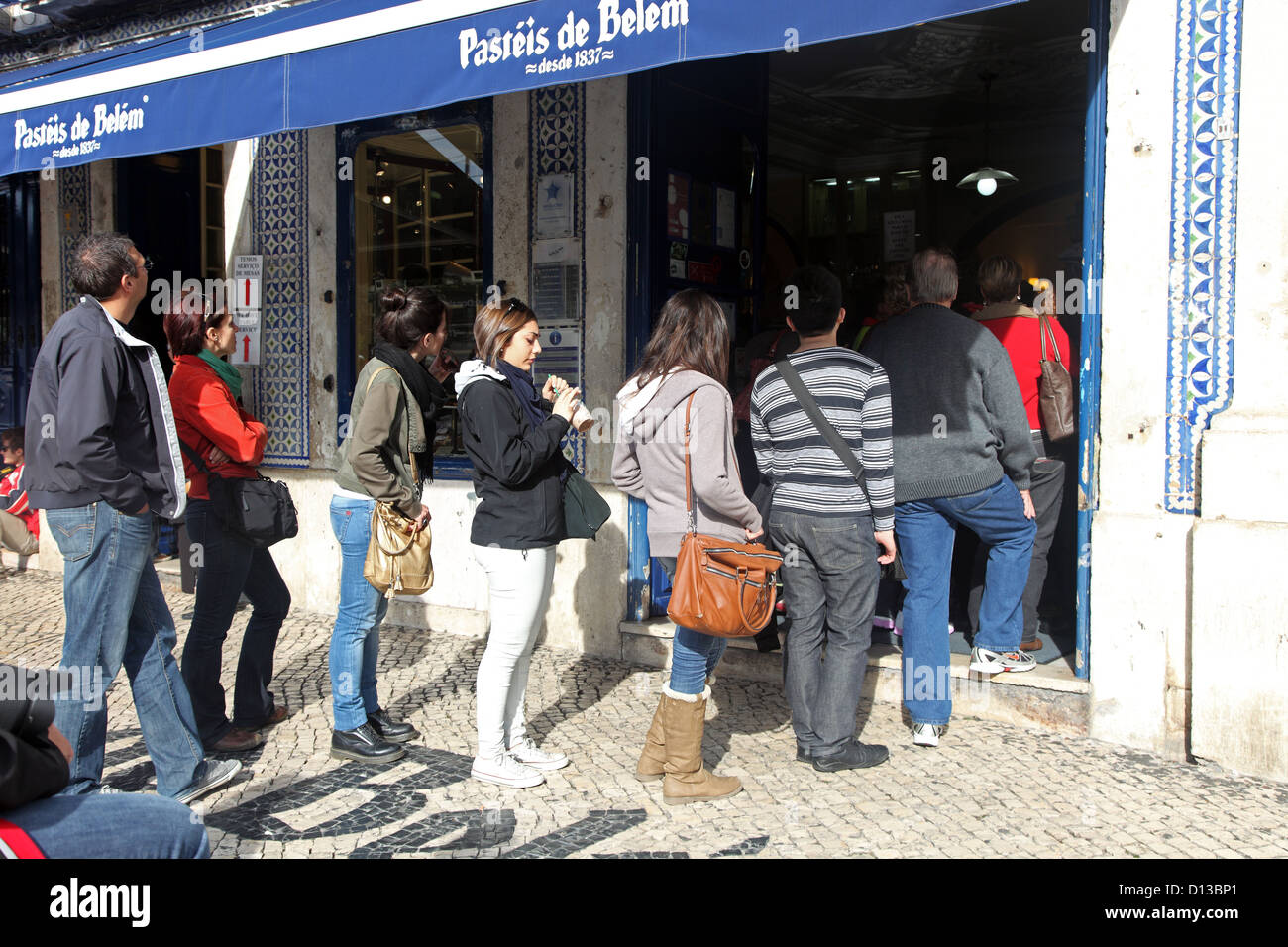 Warteschlange für Pasteis de Belem, ein traditioneller portugiesischer Pudding Gebäck gemacht, um ein Geheimrezept in Belem, Lissabon Stockfoto