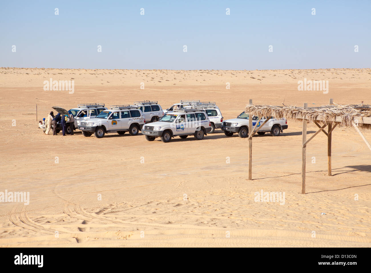 Off-Road-Autos zu stoppen in der Sahara Wüste mit tunesischen Fahrer in der Nähe. Tunesien Stockfoto