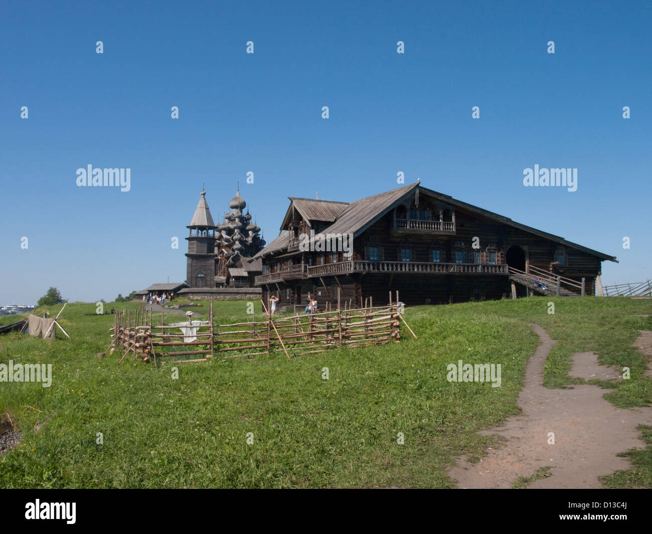 Kizhi Freilichtmuseum auf der Insel im Onega-See in Russland Vogelscheuche und Bauernhof Haus mit Blick auf die Pogost Stockfoto