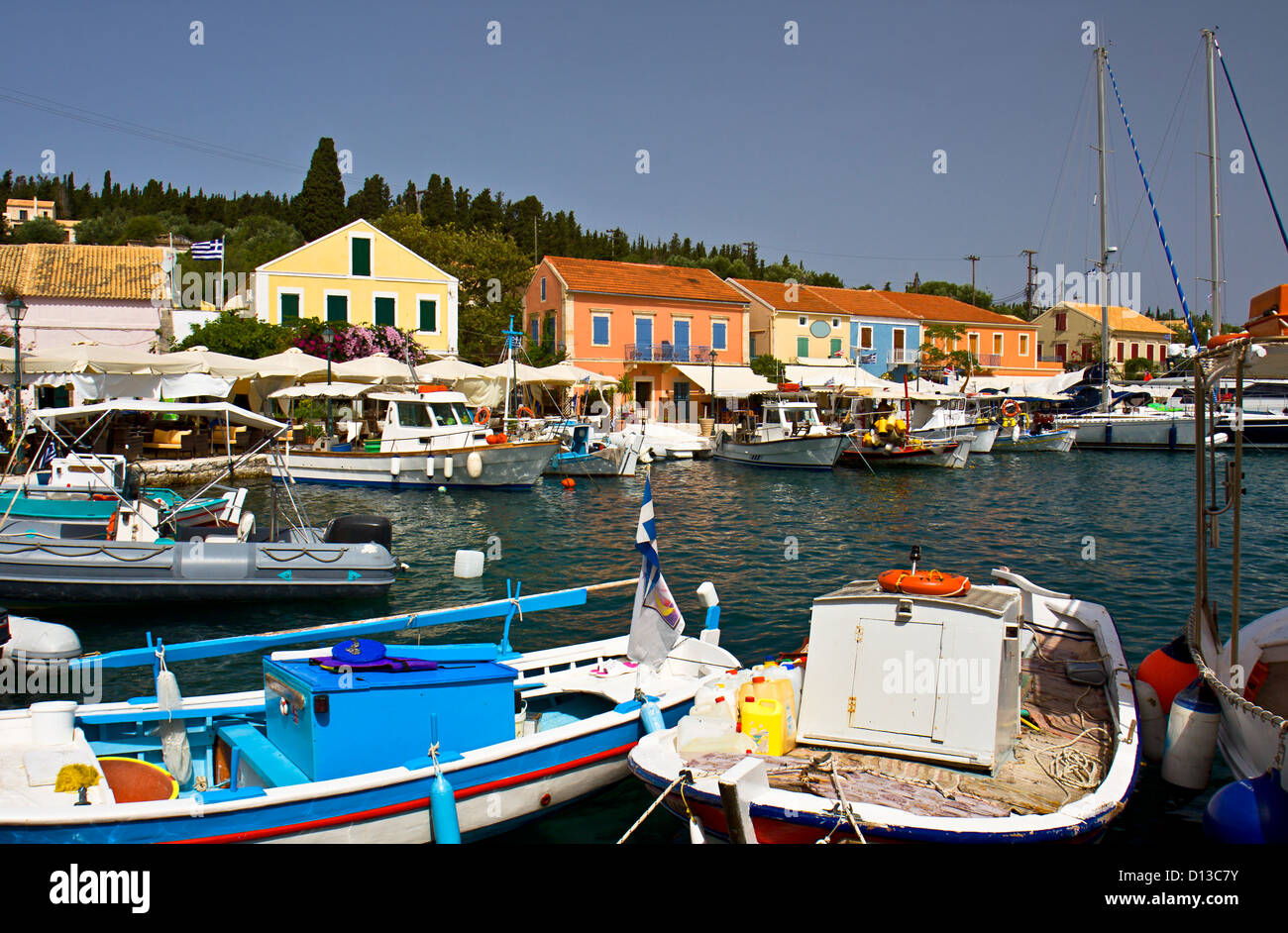Angelboote/Fischerboote verankert im Fiscardo Village auf der Insel Kefalonia, Griechenland Stockfoto