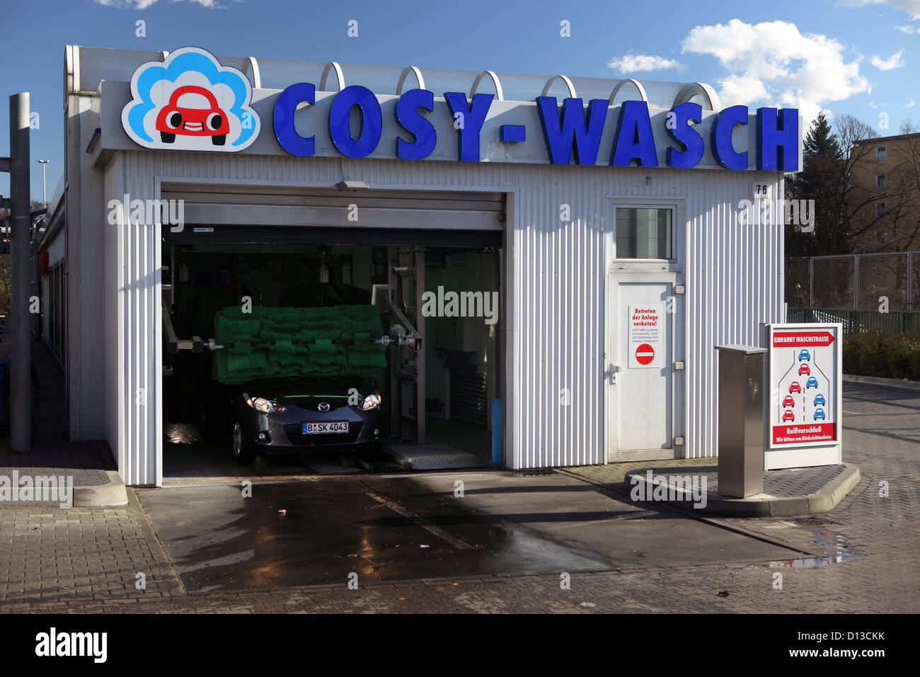 Berlin, Deutschland, das Auto in eine Waschanlage von Cosy-Wasch  Stockfotografie - Alamy