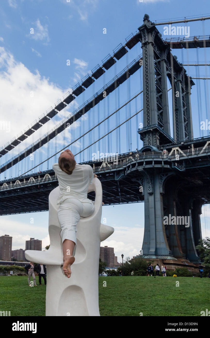 Dumbo-Kunst-Festival, Entasis Skulptur Tanz-Performance, Skyline von Manhattan Stockfoto Dumbo-Kunst-Festival, Entasis Skulptur Tanz-Performance, Skyline von Manhattan Stockfoto