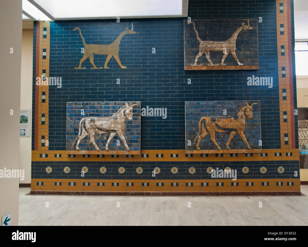 Istanbul Archäologie Museen, glasierte Fliesenbilder von der Prozession Straße und Ischtar-Tor von Babylon Stockfoto