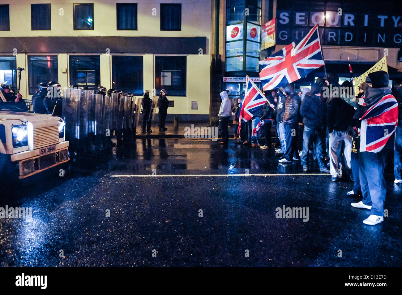 6. Dezember 2012, Newtownabbey, Nordirland. PSNI Offiziere in Kampfmontur konfrontieren rund 150 Demonstranten blockieren die Hauptstraße durch Walker.  Loyalisten in verschiedenen Teilen von Nordirland inszenieren eine dritte Nacht der Proteste gegen die Anschluß-Markierungsfahne von Belfast City Hall entfernt wird. Stockfoto