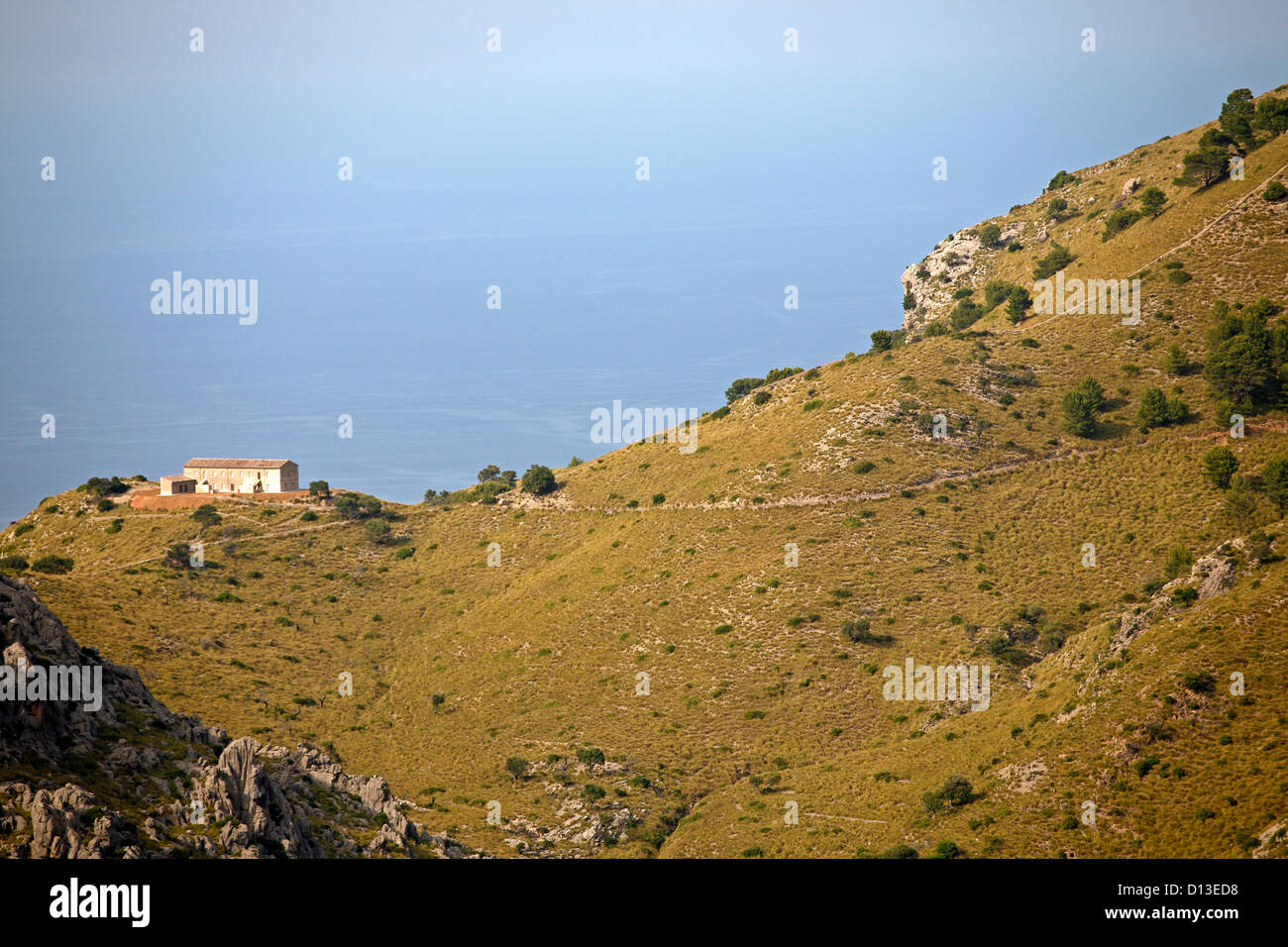 Heiligtum von Lluc, Spanien, Blick auf ein Haus in das Tramuntana-Gebirge Stockfoto