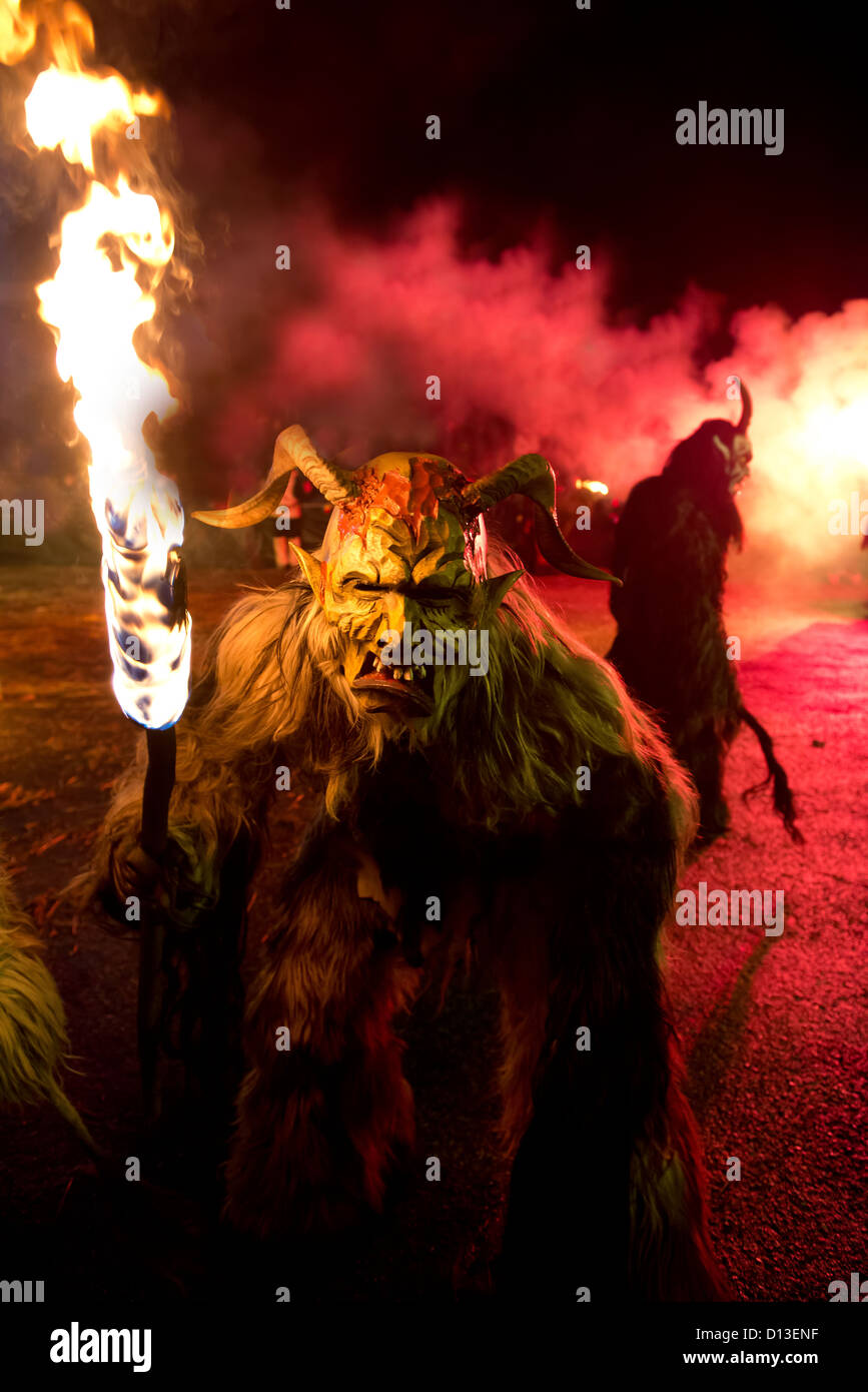 Krampus Figuren in einer Darstellung in St.Nicholas Tag 6. Dezember in Tarvisio Stockfoto