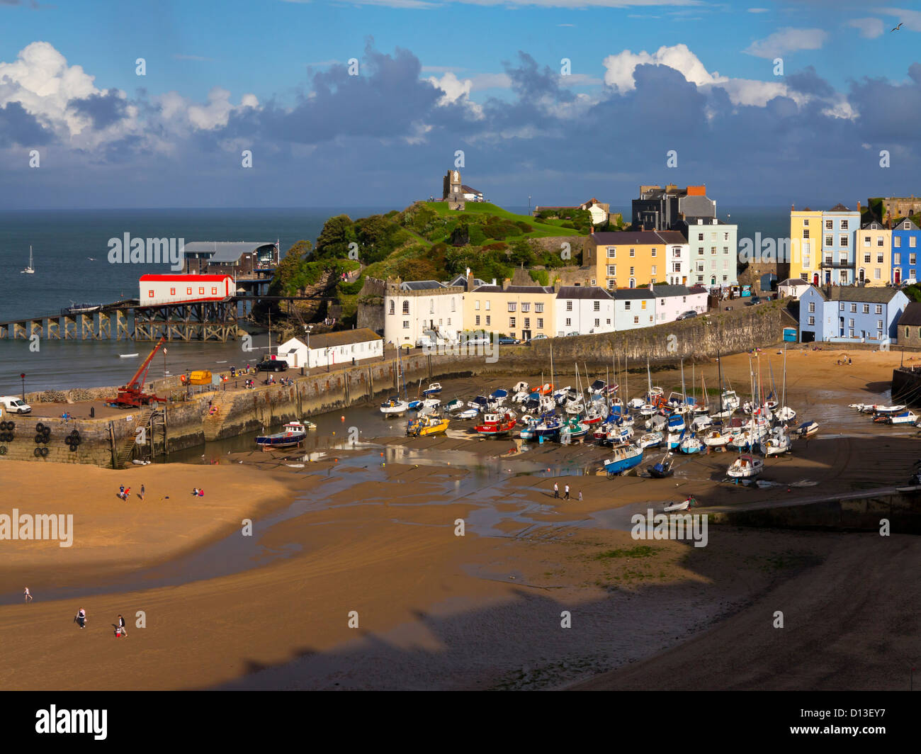 Blick auf kleine Boote im Hafen und die Altstadt in Tenby Pembrokeshire South Wales UK ein Badeort in Carmarthen Bay Stockfoto