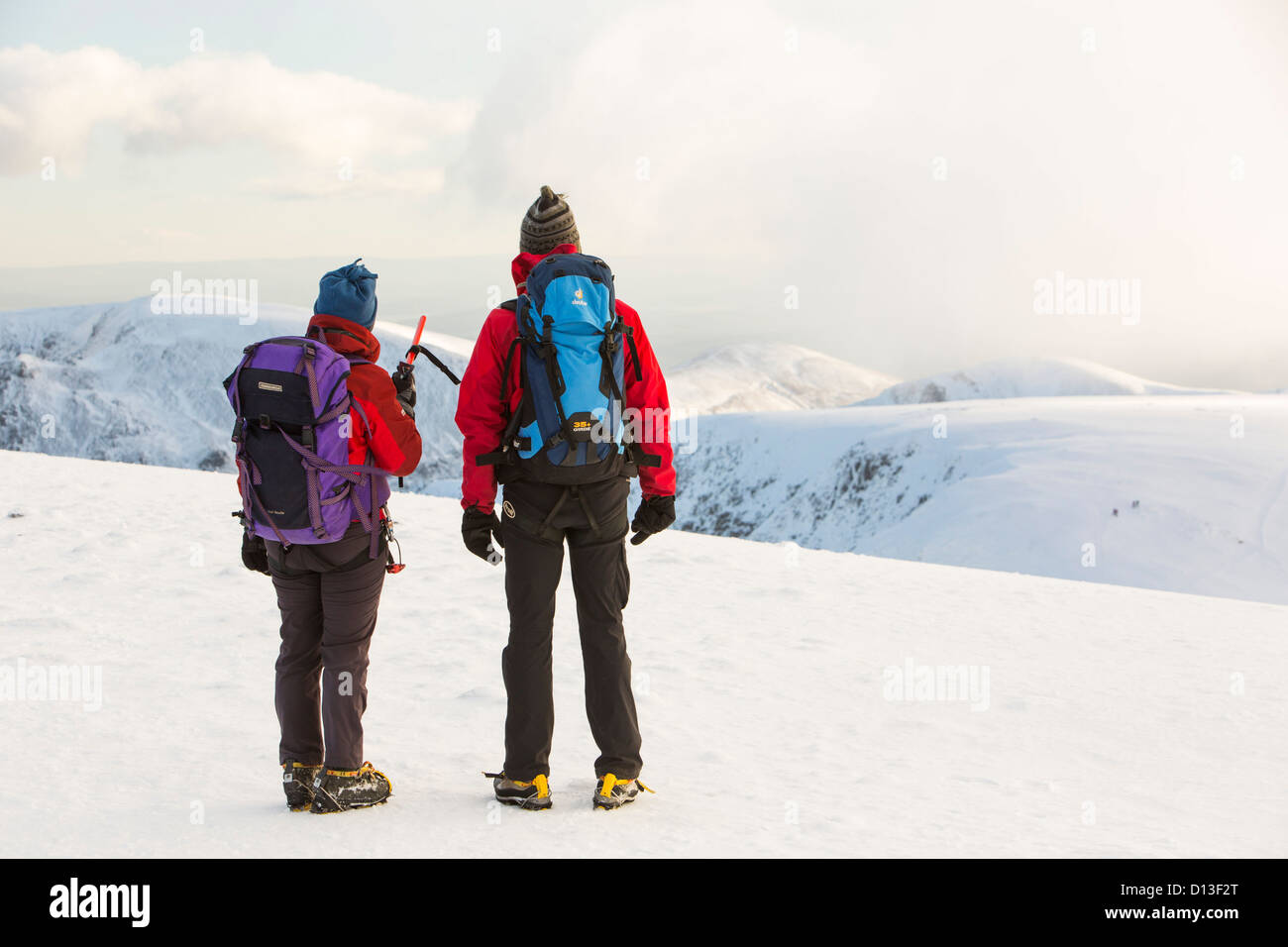 Wanderer auf dem Gipfel des Lakelandpoeten in den Schnee, Lake District, Großbritannien. Stockfoto