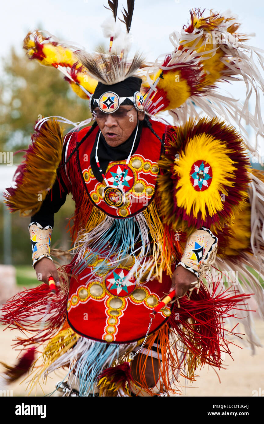 Ein Navajo Tribesman führt einen Tanz während einer Native American Heritage Monat Pow Wow 30. November 2012 auf Nellis Air Force Base, Nevada. Stockfoto