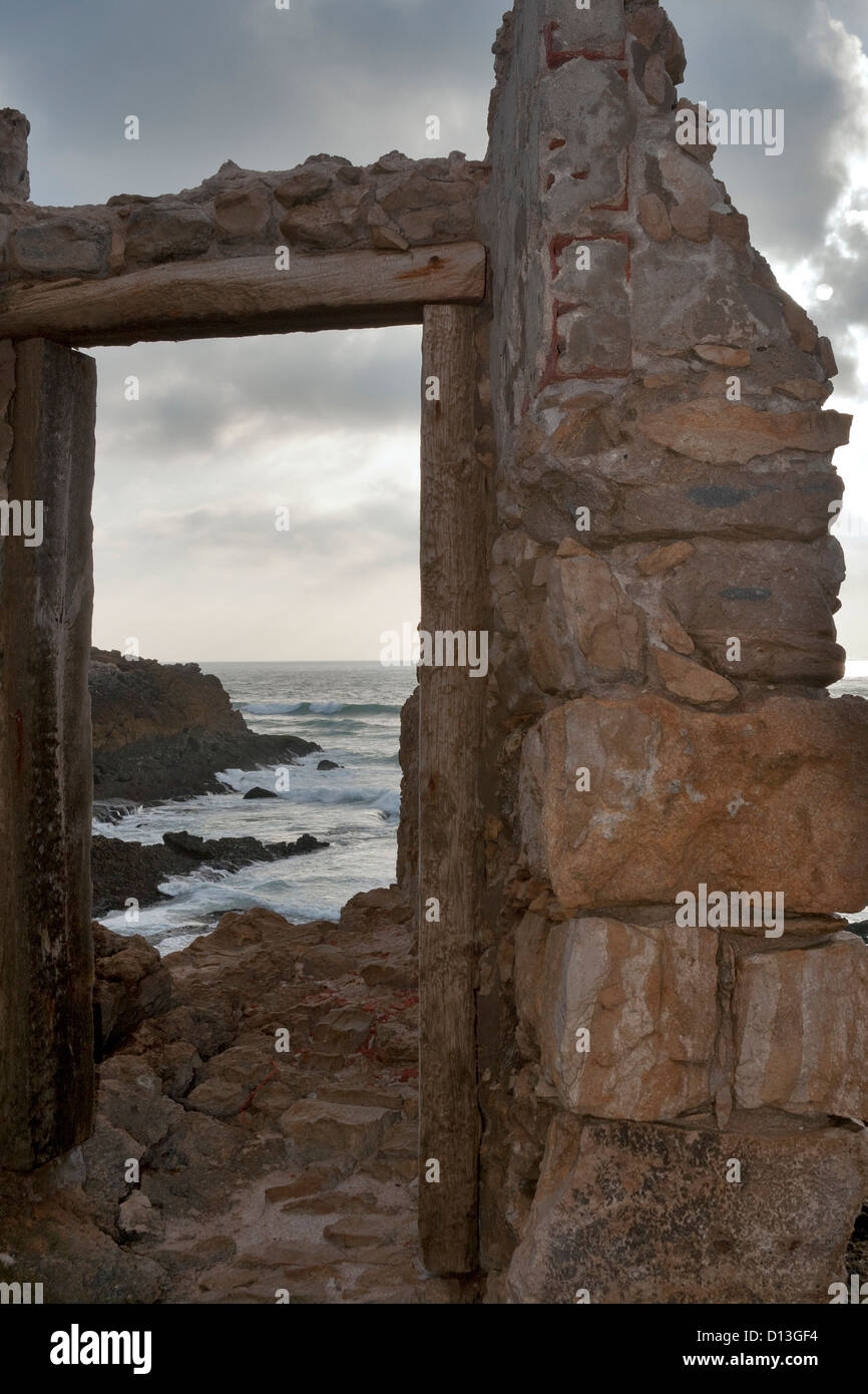 Öffnete die Tür des zerstörten Hauses auf stürmischen Ozean. Westlichen Portugal. Stockfoto
