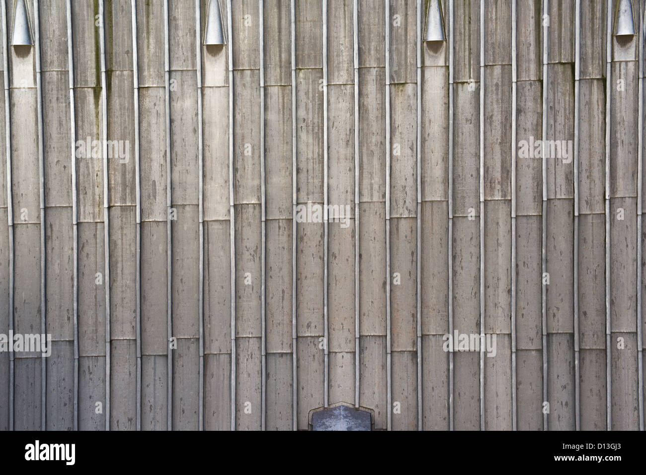 Gerade, parallele Linien auf das Kupferdach der Kathedrale von Lincoln, England. Stockfoto