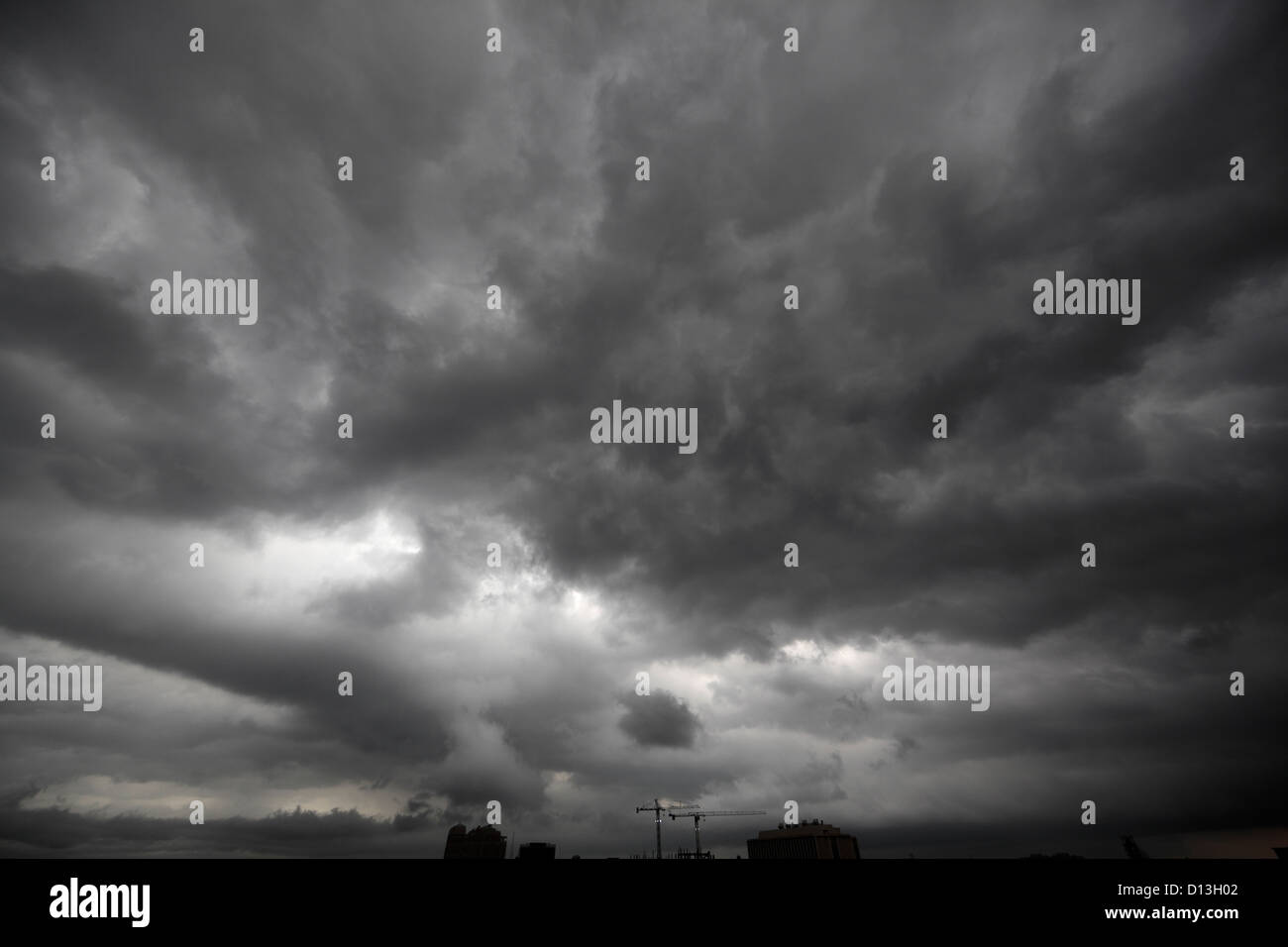 Gewitterwolken über der Stadt. Stockfoto