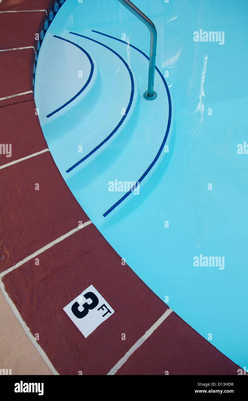 Rand eines Pools mit einem 3-Fuß Tiefe Schild; Kalifornien Usa Stockfoto