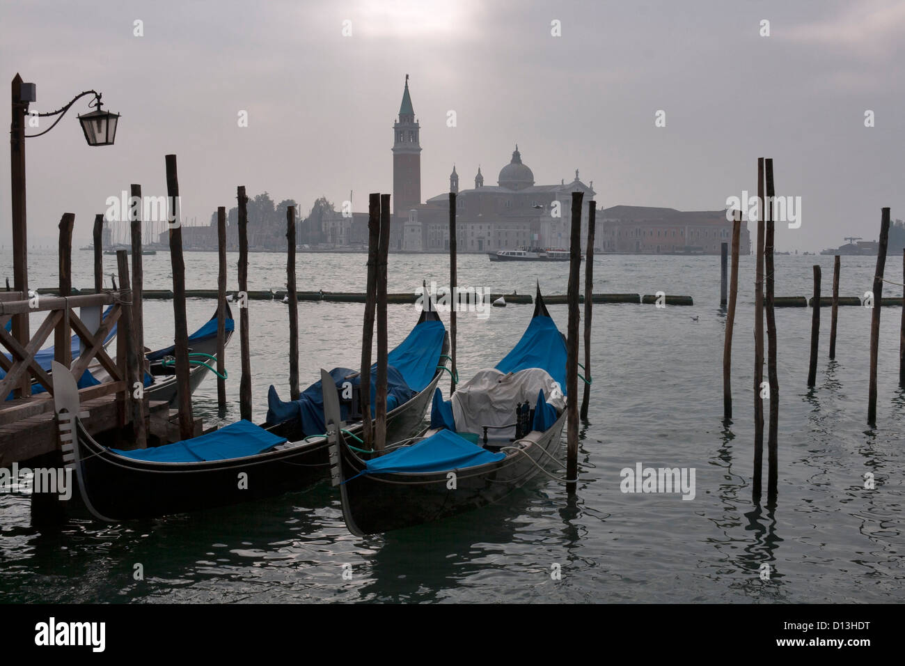 Venedig-Gondeln am düsteren Tag. Italien Stockfoto