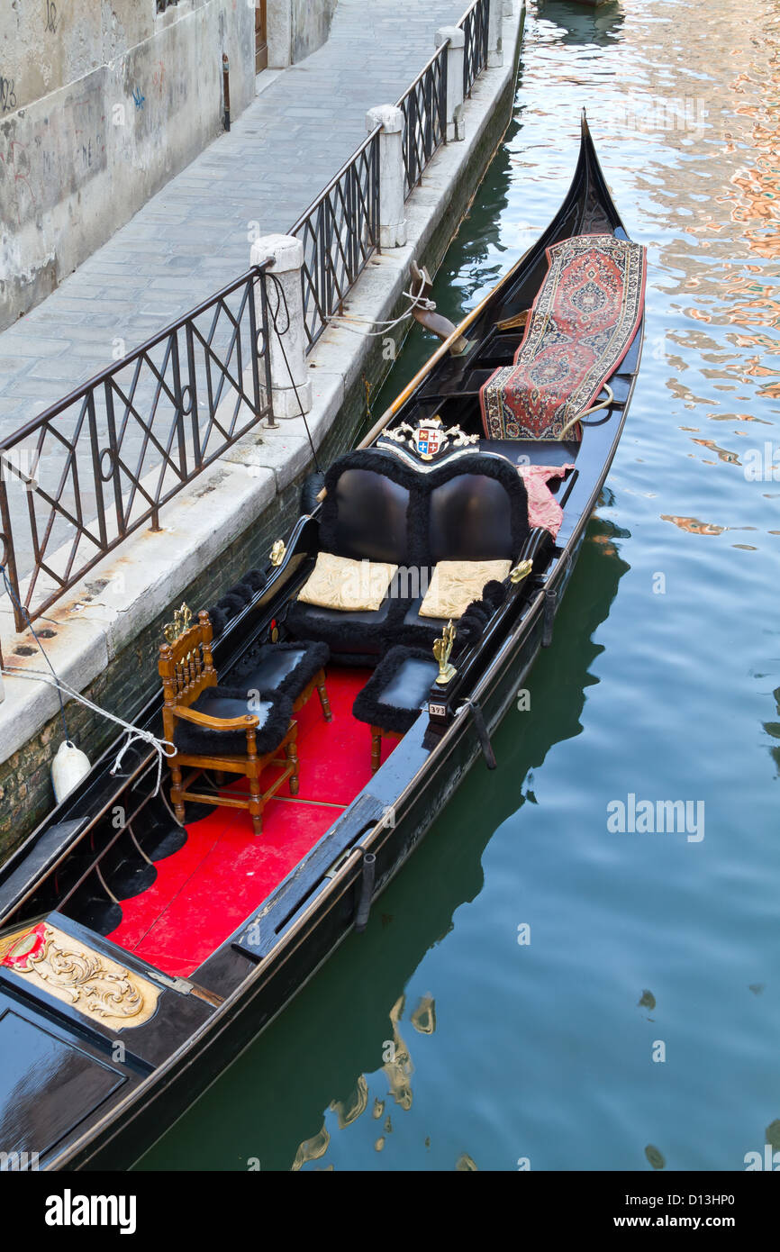 Typische Gondel auf einem Kanal in Venedig, Italien Stockfoto