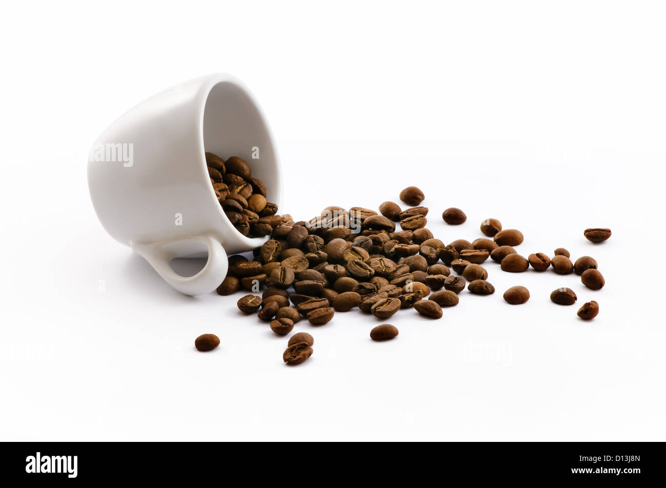 weiße Tasse mit Kaffee Bohnen isoliert Stockfoto