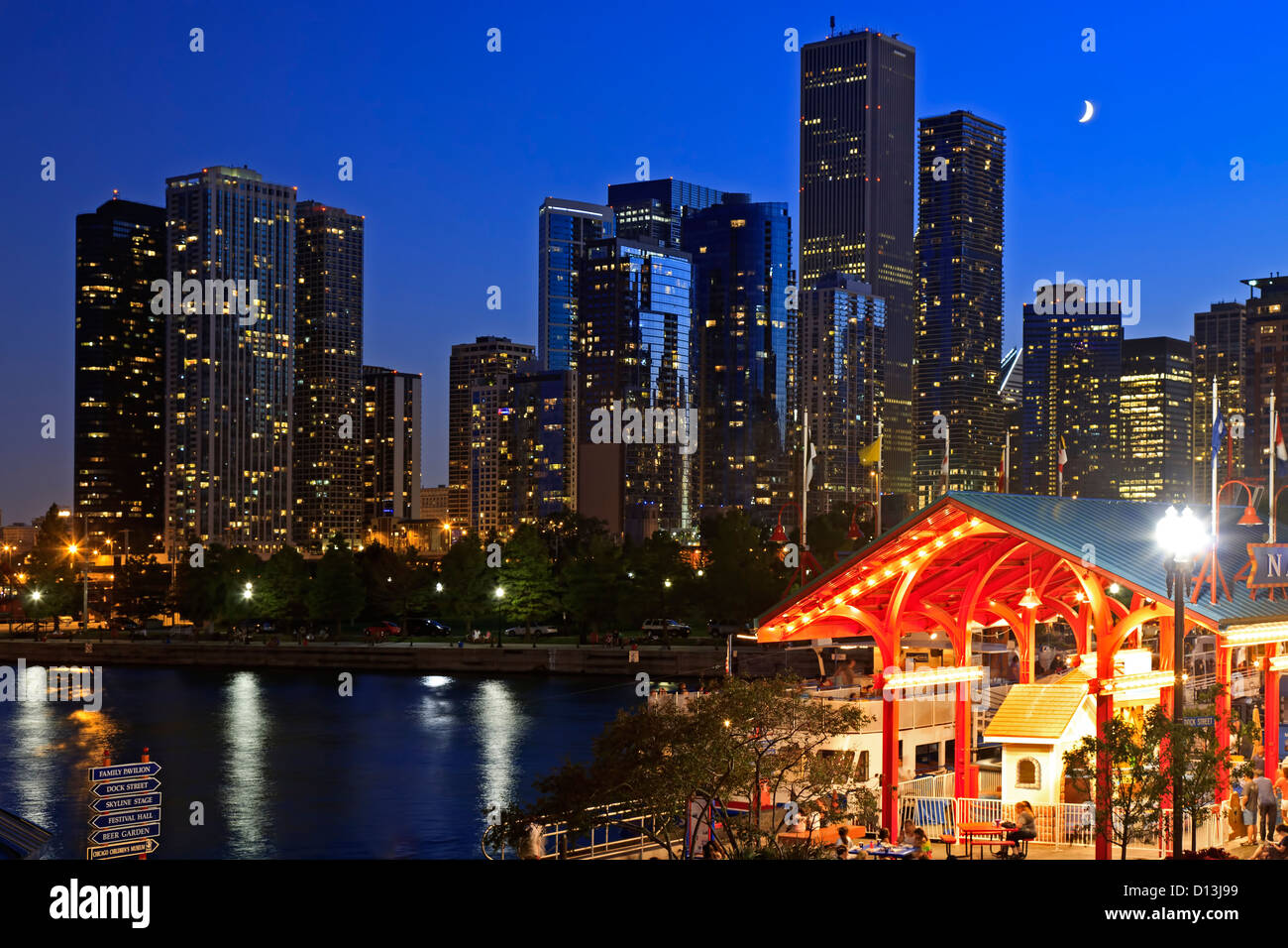 Quartal Mond über Skyline vom Navy Pier, Chicago, Illinois USA Stockfoto