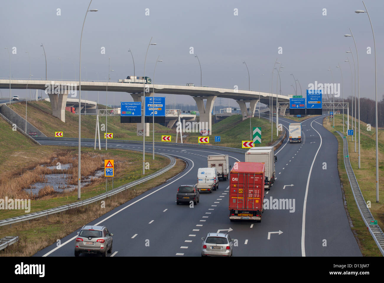 Autobahn A67 vorbei an Eindhoven in den Niederlanden auf der Hauptroute nach Deutschland und dem übrigen Europa Stockfoto