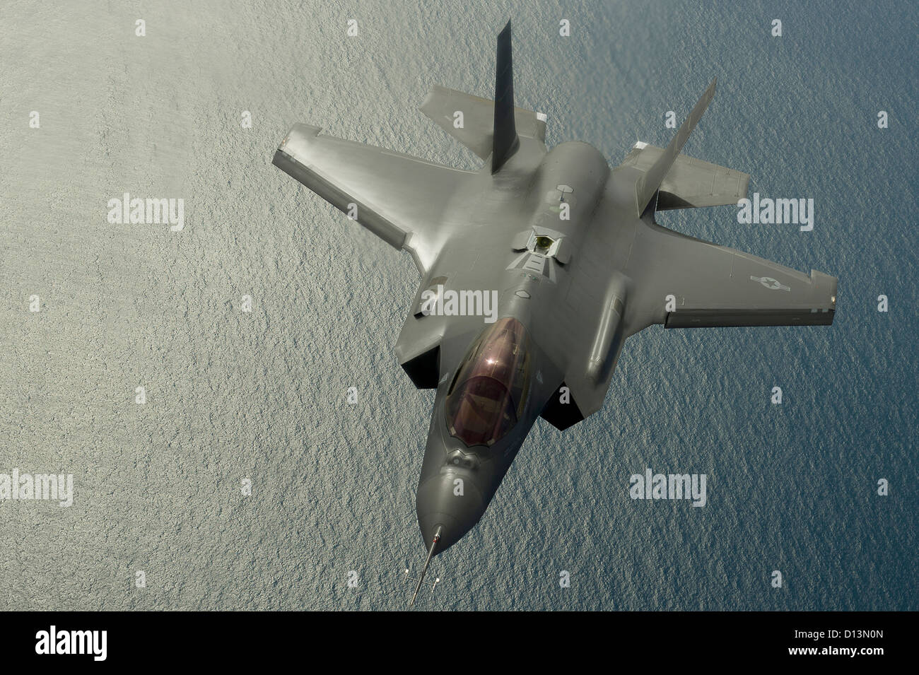 Luftaufnahme unten an einer f-35 Lightning II über den großen Salzsee 22. Februar 2012 über Utah fliegen. Stockfoto