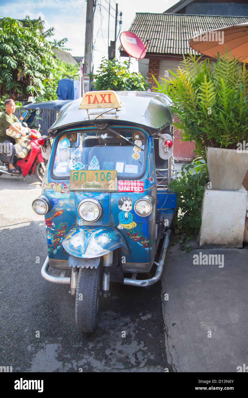 Tuk-Tuk auf Straße in Chiang Mai, Nordthailand mit Manchester United Aufkleber geparkt Stockfoto