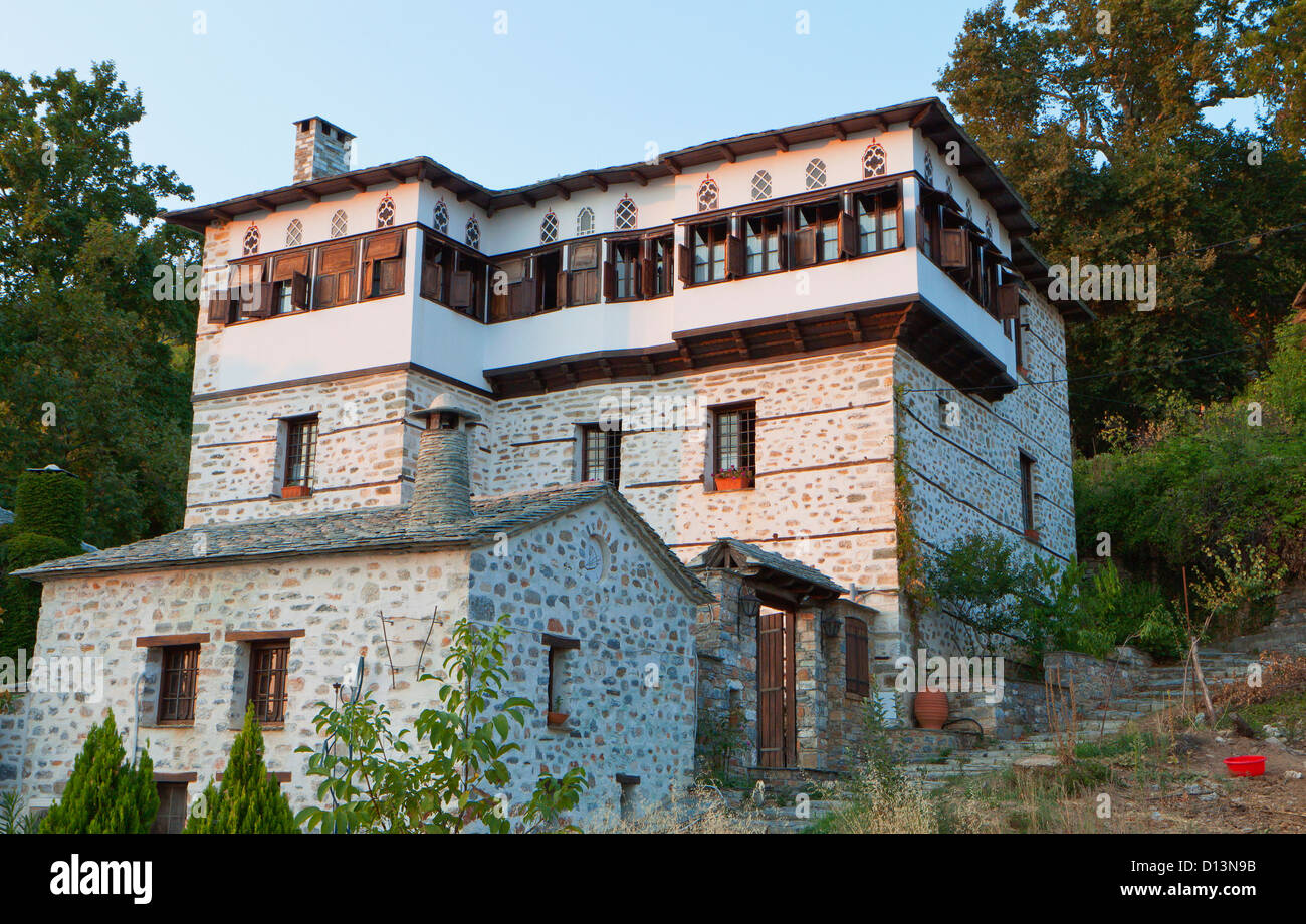 Stonemade-griechische traditionelle Wohnturm am Vyzitsa Dorf von Pilion in Griechenland befindet sich Stockfoto
