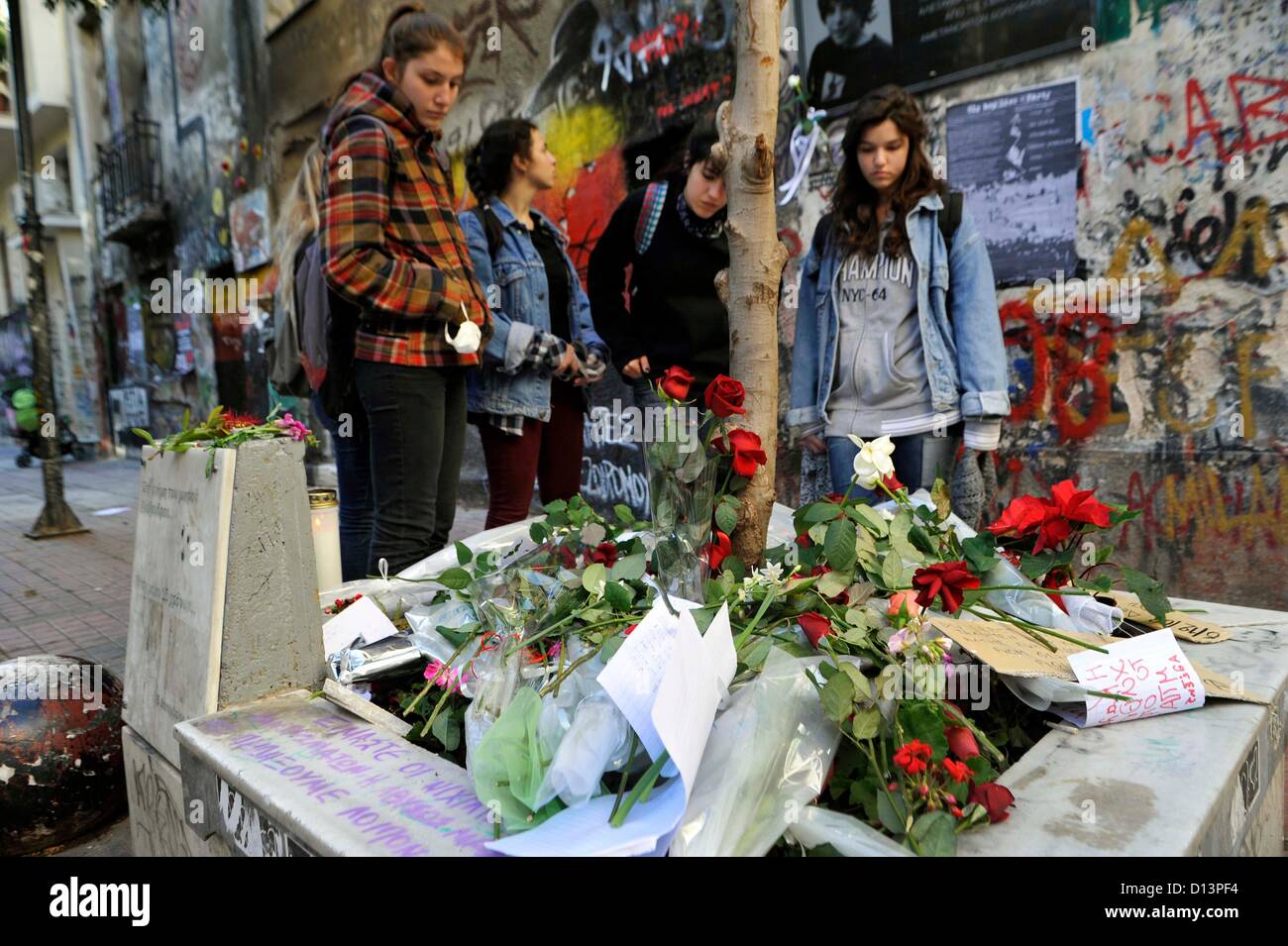 Athen, Griechenland. 6. Dezember 2012. Mehrere Studenten besuchen am 06.12.2012 in Athen den Ort wo Alexandros Grigoropoulos vor 4 Jahren erschossen wurde. Blumen wurden am Denkmal gelegt. Alexandros Grigoropoulos wurde am 06.12.2008 im Alter von 15 Jahren von einer Kugel aus einer Polizei Waffe getötet. Stockfoto
