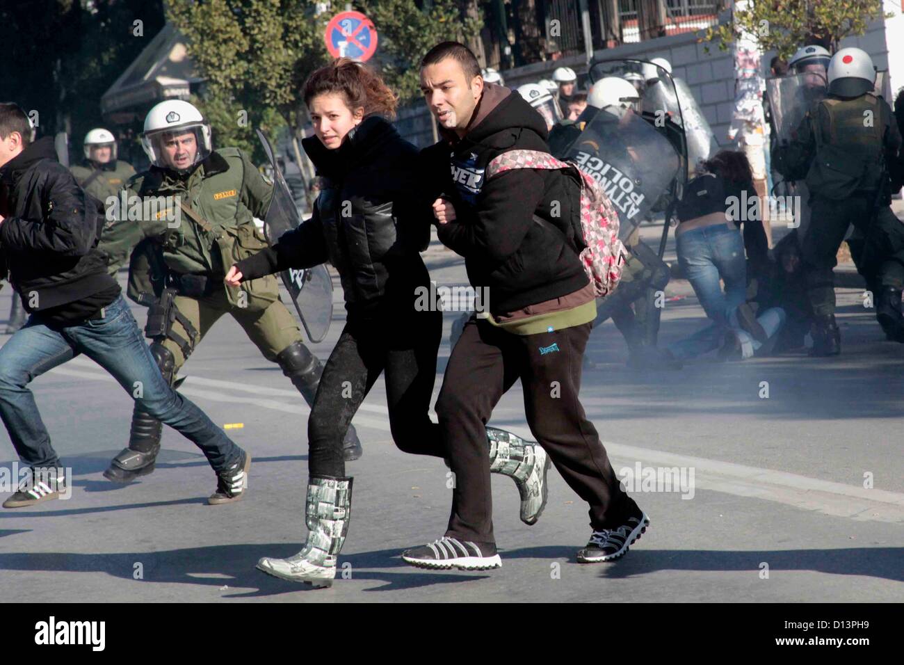Zusammenstöße zwischen Polizei und Demonstranten während der Proteste auf dem vierten Jahrestag des Todes von Alexandros Grigoropoulos am 06.12.2012 in Thessaloniki Griechenland. Alexandros Grigoropoulos wurde am 06.12.2008 im Alter von 15 Jahren von einer Kugel aus einer Polizei Waffe getötet. Stockfoto