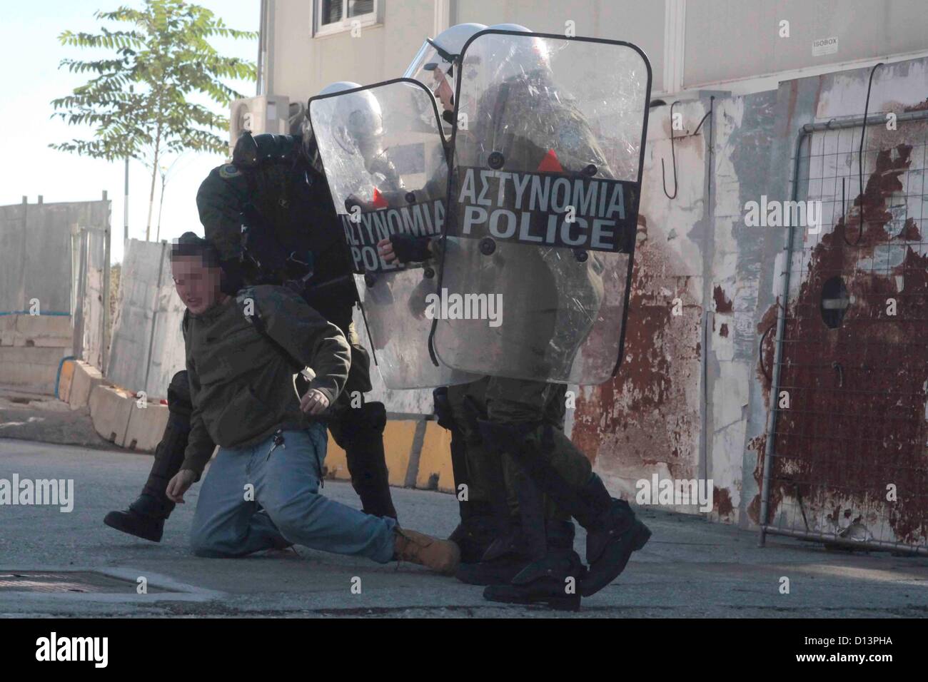Die Polizei verhaftet einen Randalierer während der Proteste auf dem vierten Jahrestag des Todes von Alexandros Grigoropoulos am 06.12.2012 in Thessaloniki Griechenland. Alexandros Grigoropoulos wurde am 06.12.2008 im Alter von 15 Jahren von einer Kugel aus einer Polizei Waffe getötet. Stockfoto