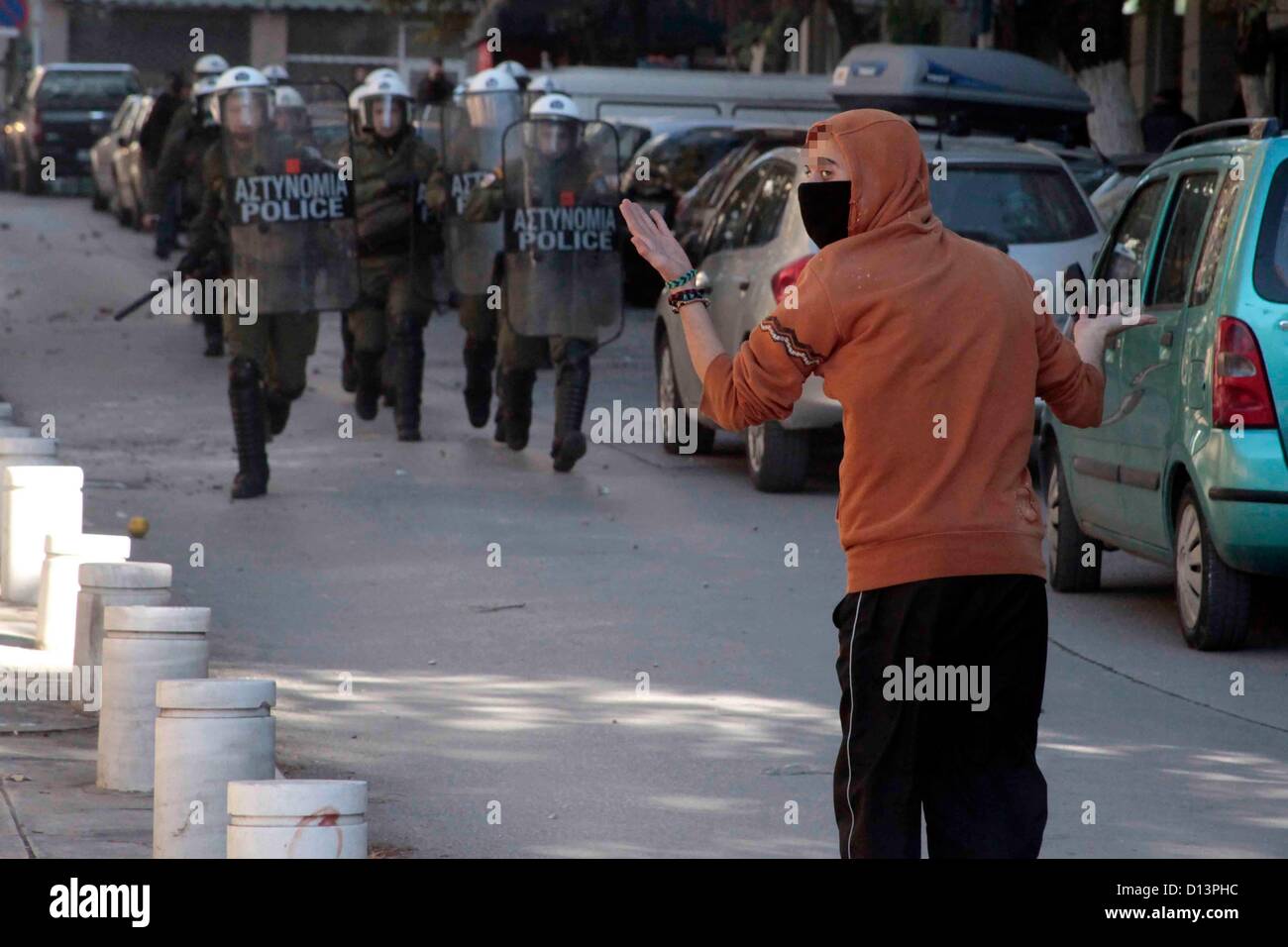 Zusammenstöße zwischen Polizei und Demonstranten während der Proteste auf dem vierten Jahrestag des Todes von Alexandros Grigoropoulos am 06.12.2012 in Thessaloniki Griechenland. Alexandros Grigoropoulos wurde am 06.12.2008 im Alter von 15 Jahren von einer Kugel aus einer Polizei Waffe getötet. Stockfoto