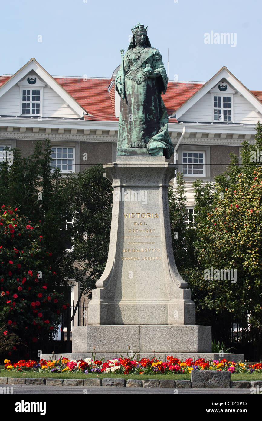 Britische Kanalinseln. Guernsey. Saint Peter Port. Statue von Königin Victoria im Candie Gardens. Stockfoto