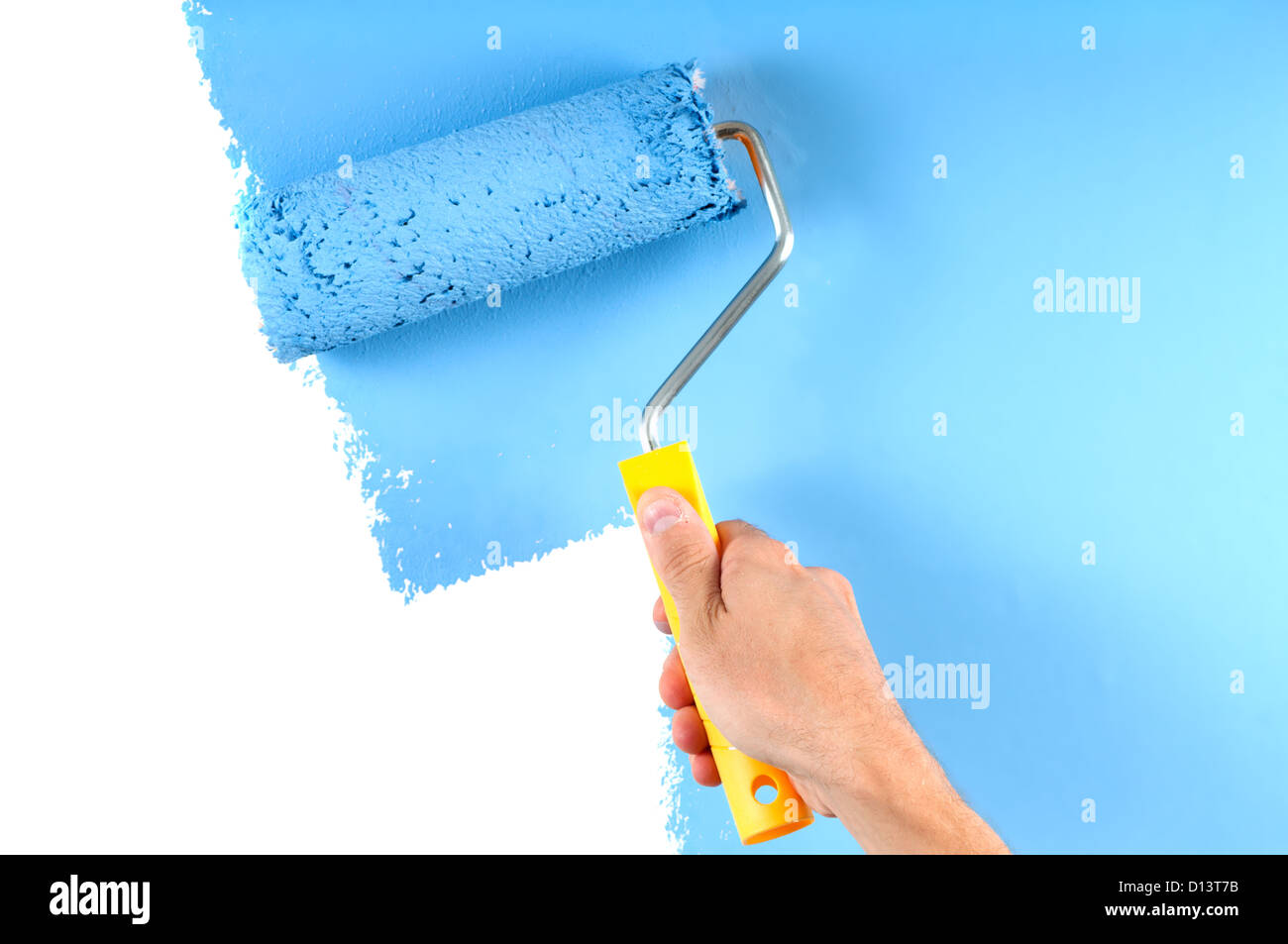 blaue Farbe Malerei Wand mit Walze Stockfoto