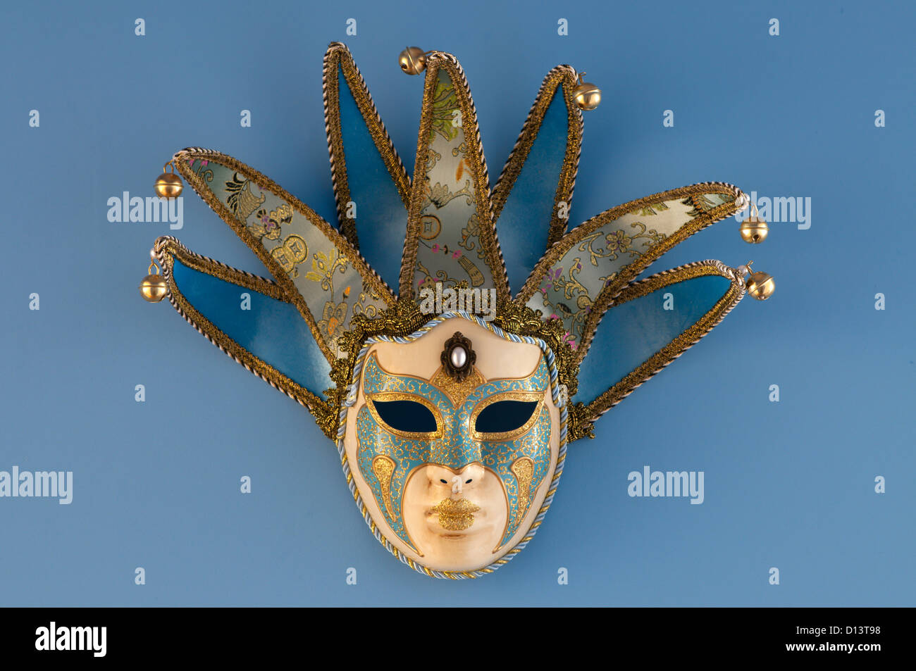 blaue weibliche venezianische Maske auf blauem Hintergrund Stockfoto
