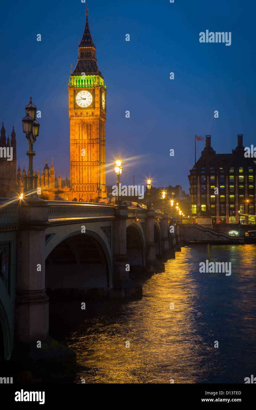 Westminster Bridge bei Nacht mit Big Ben und den Houses of Parliament auf der anderen Seite der Themse Stockfoto