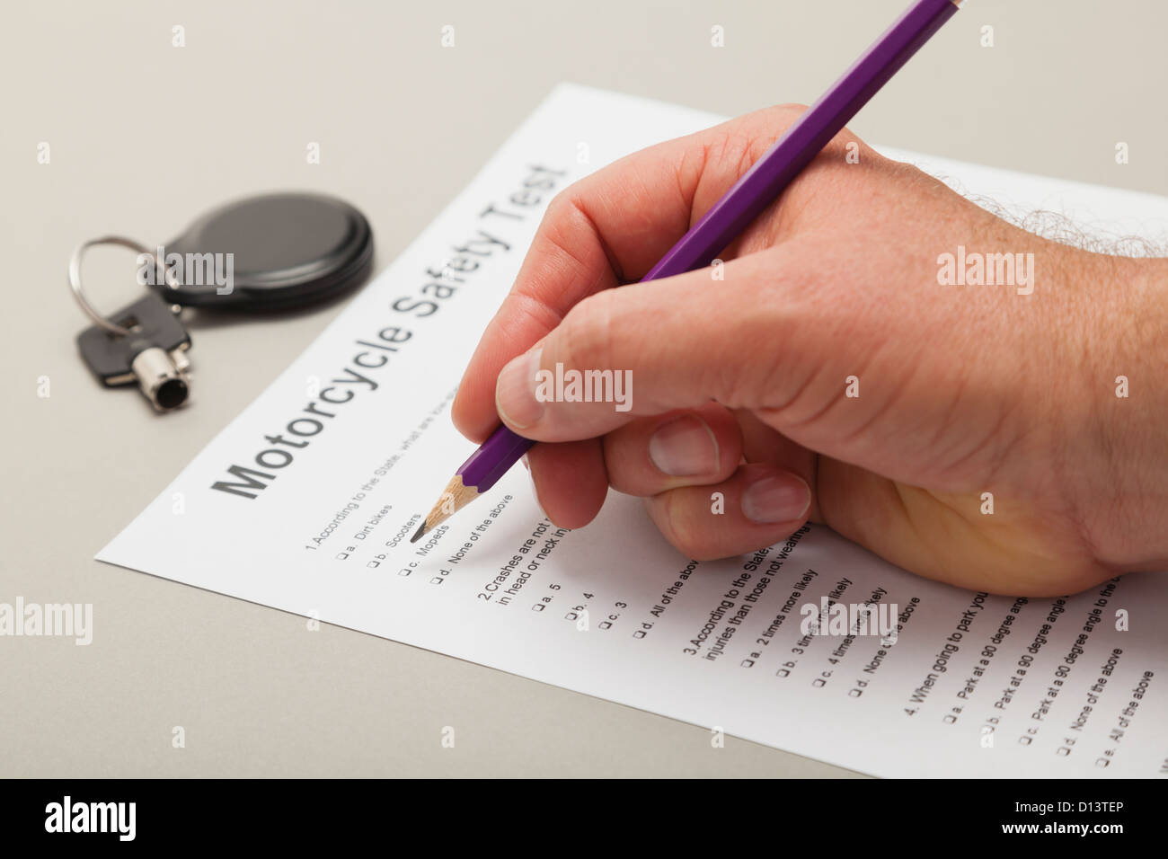 USA, Illinois, Metamora, Nahaufnahme von Menschenhand Motorrad Sicherheit Test ausfüllen Stockfoto