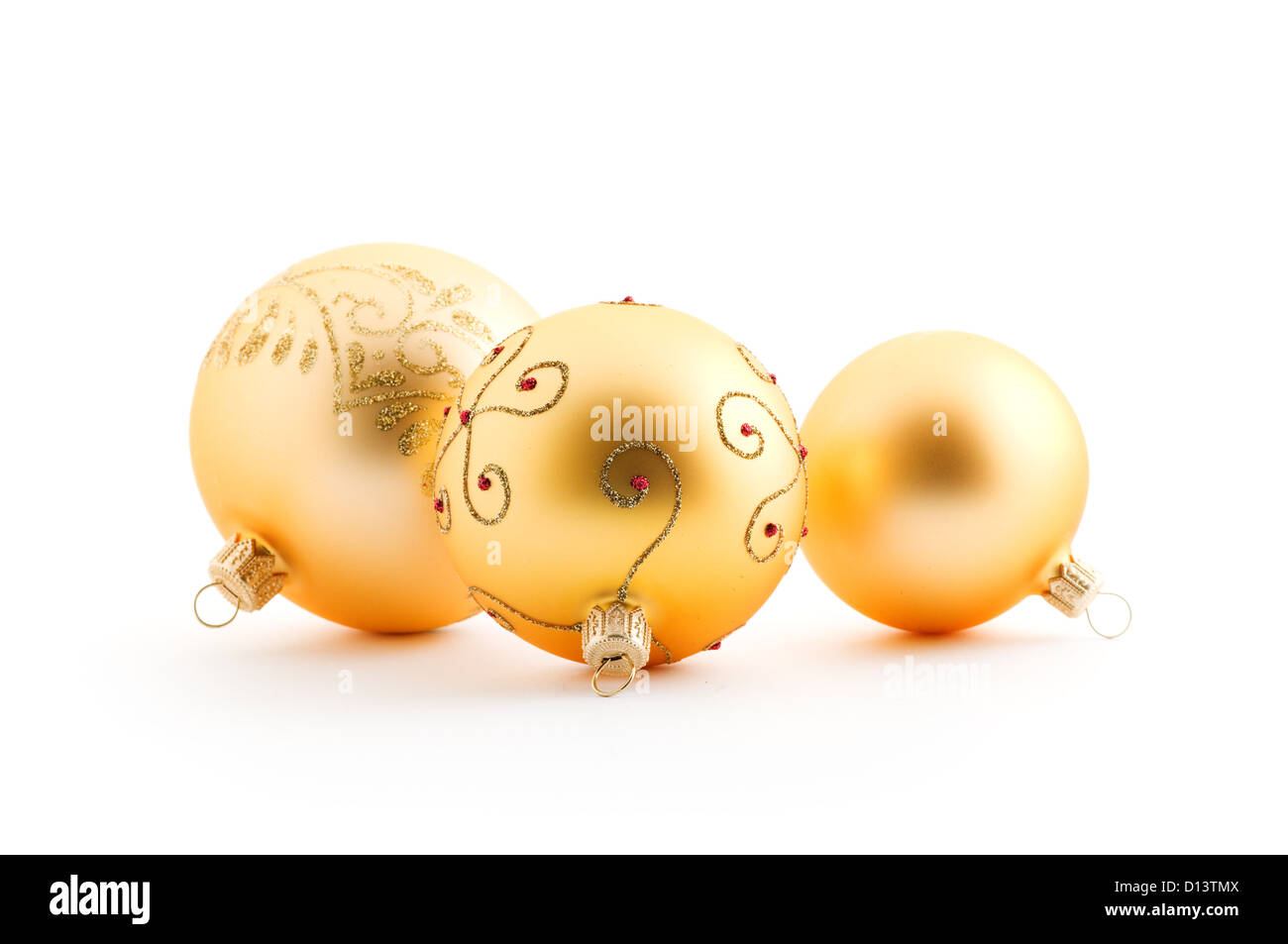 Goldene Weihnachtskugeln auf weißem Hintergrund Stockfoto