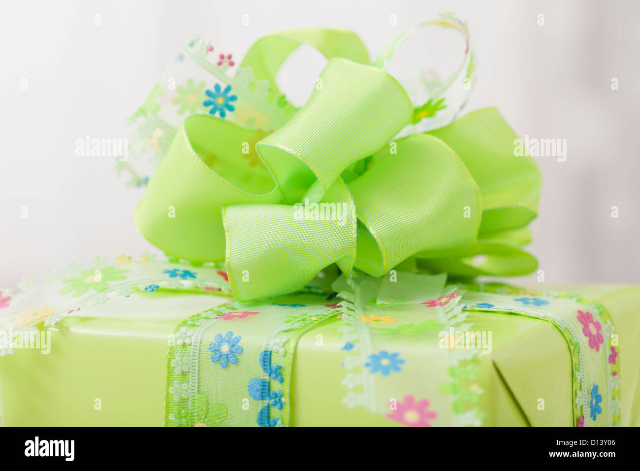 Geschenk verpackt im Grünbuch Stockfoto