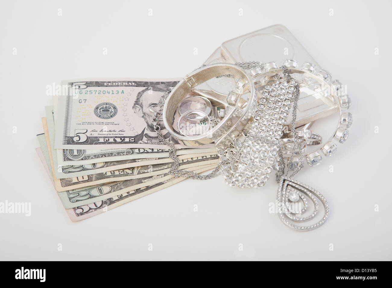 Studioaufnahme von Dollarnoten und Schmuck Stockfoto