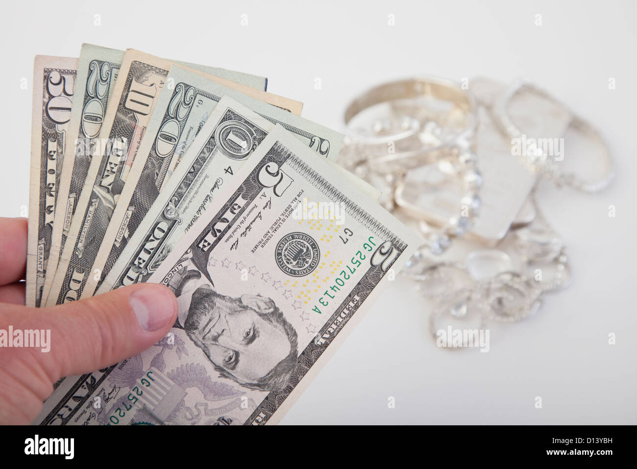 Studioaufnahme von Dollarnoten und Schmuck Stockfoto