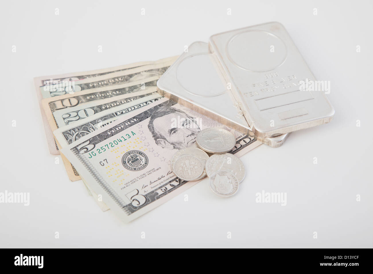 Studioaufnahme von Dollarnoten und Schmuck Stockfoto