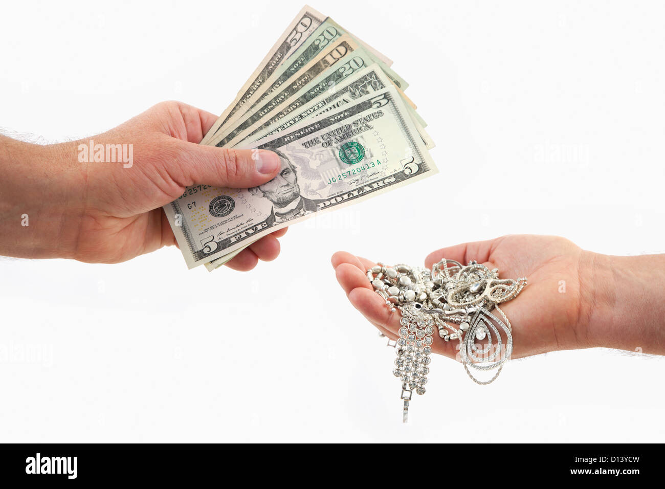 Studioaufnahme der Hände, die Austausch von Dollarnoten und Schmuck Stockfoto