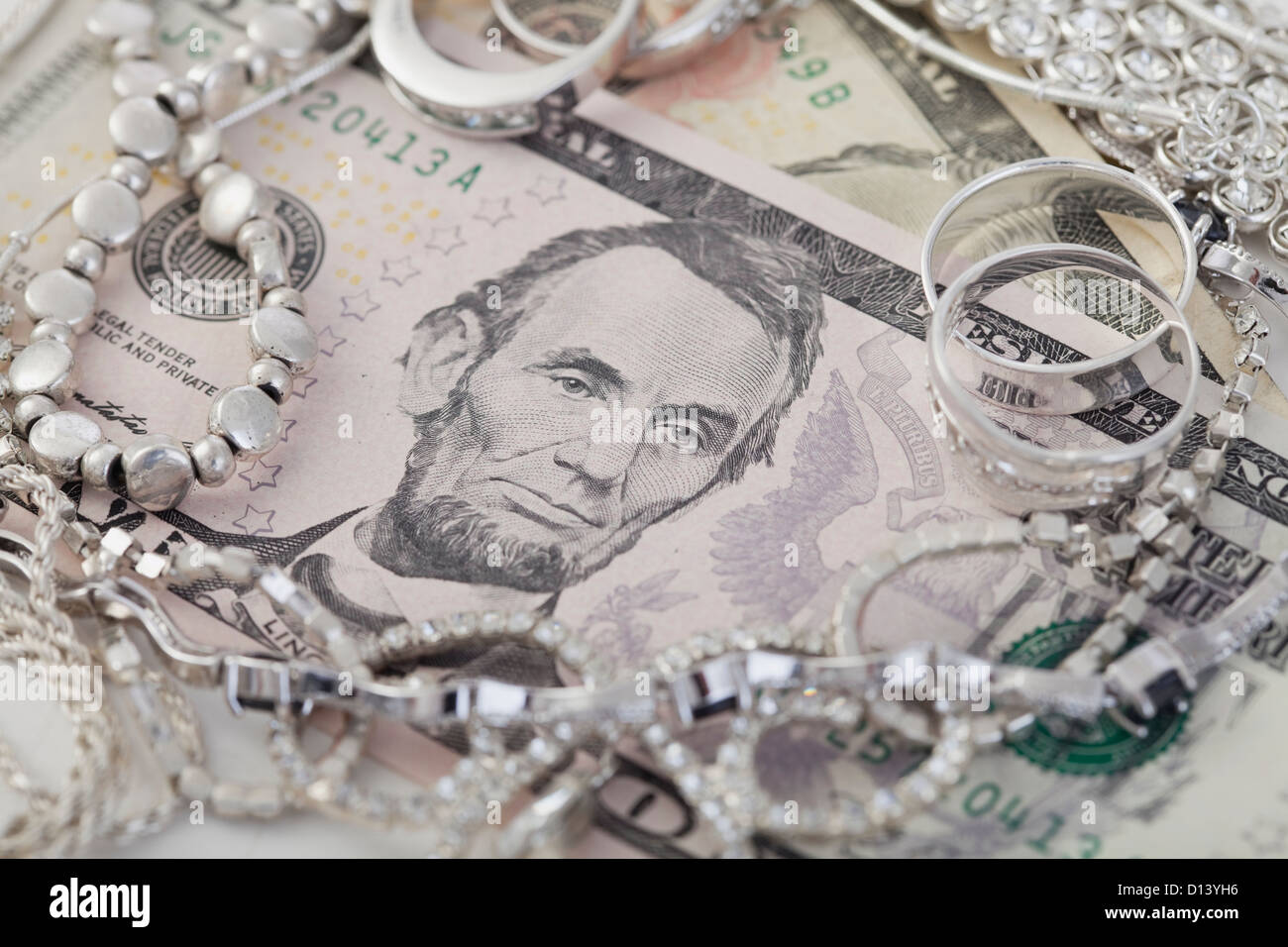 Studioaufnahme von Dollarnoten und Schmuck Stockfoto
