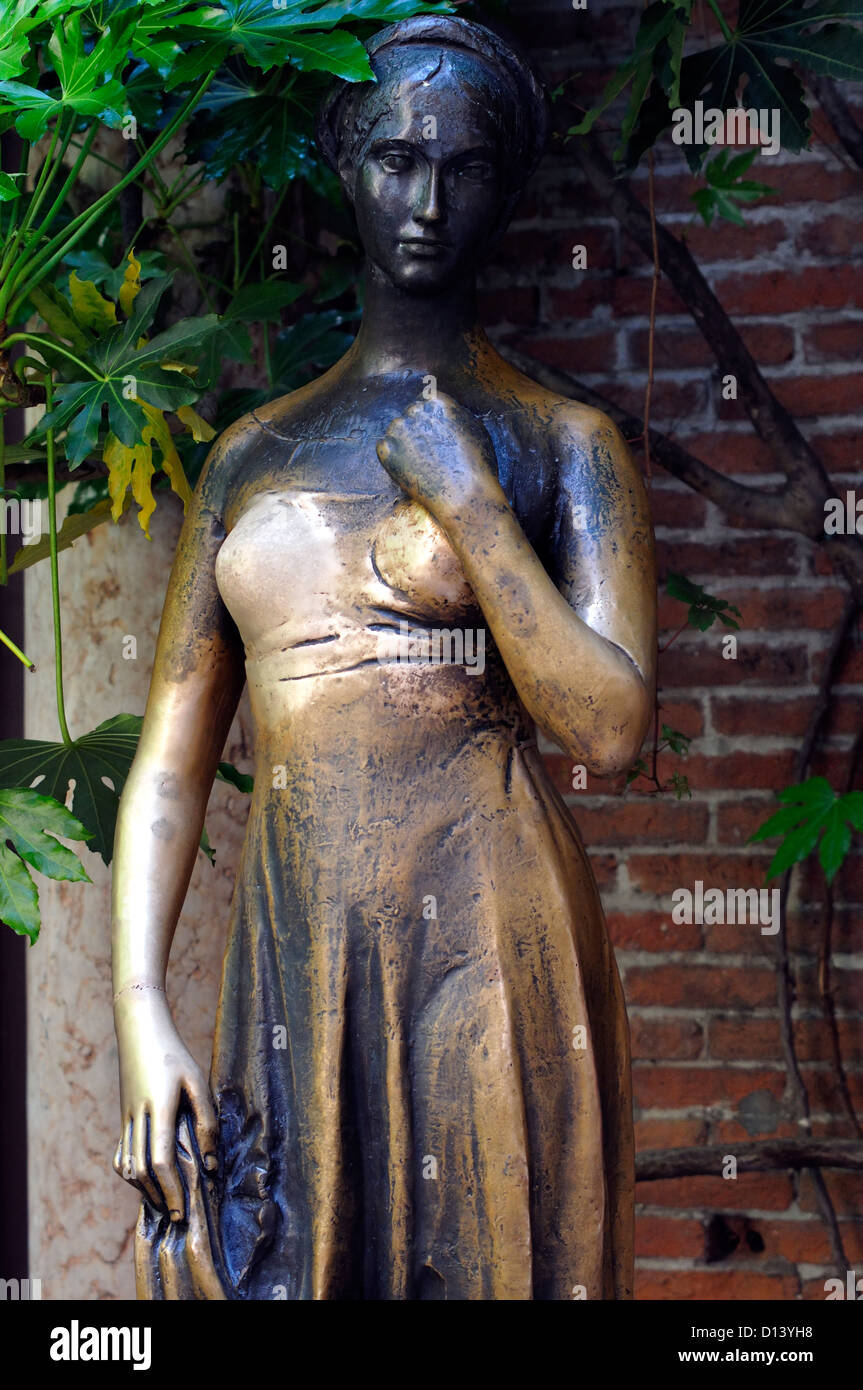 Italien, Veneto, Verona, Casa di Giulietta, Gebeine Haus. die Skulptur von Julia. Stockfoto