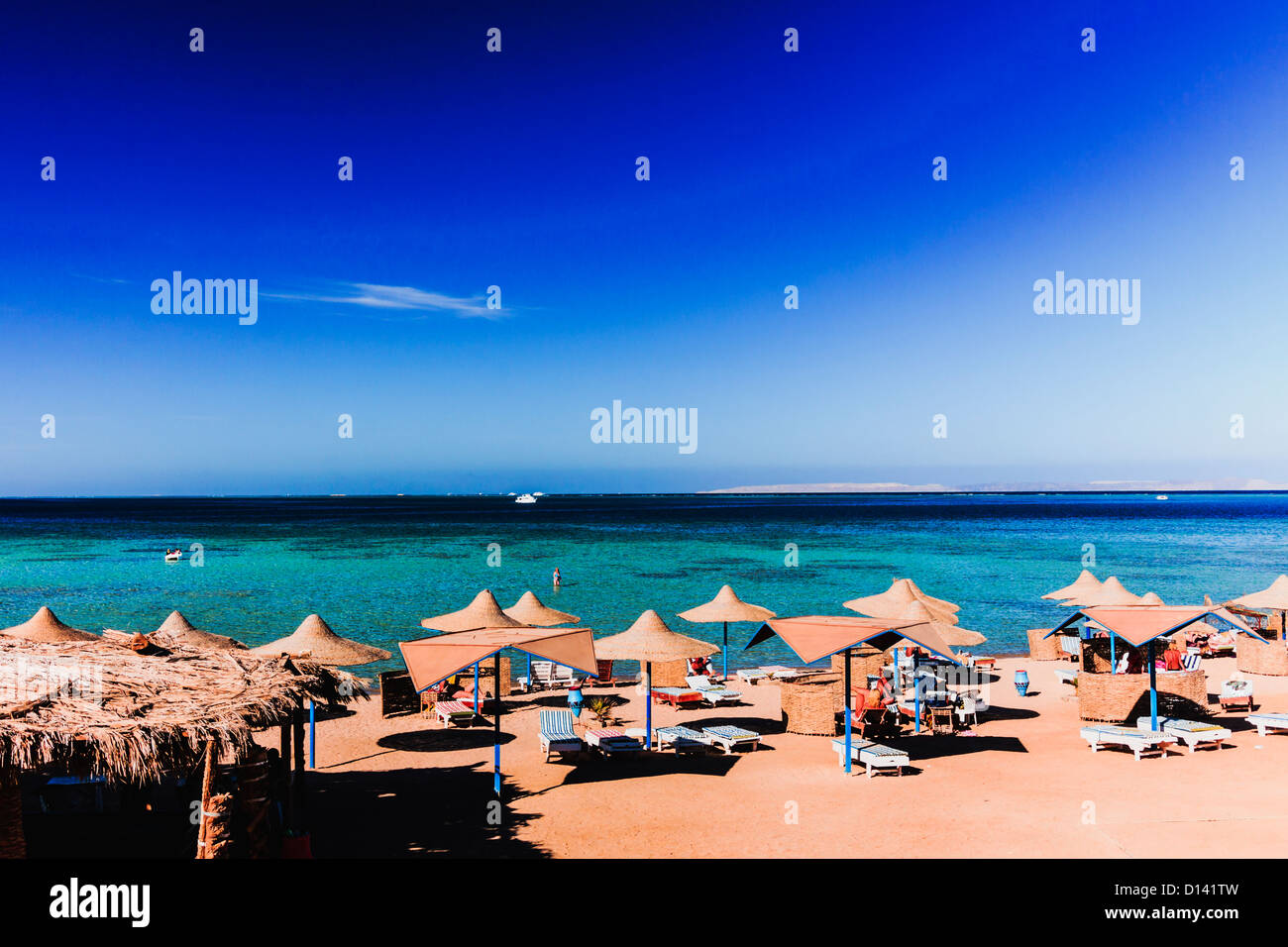 Sonnenschirme und Liegestühle am Privatstrand im Resort Stadt von Hurghada. Rotes Meer, Ägypten Stockfoto