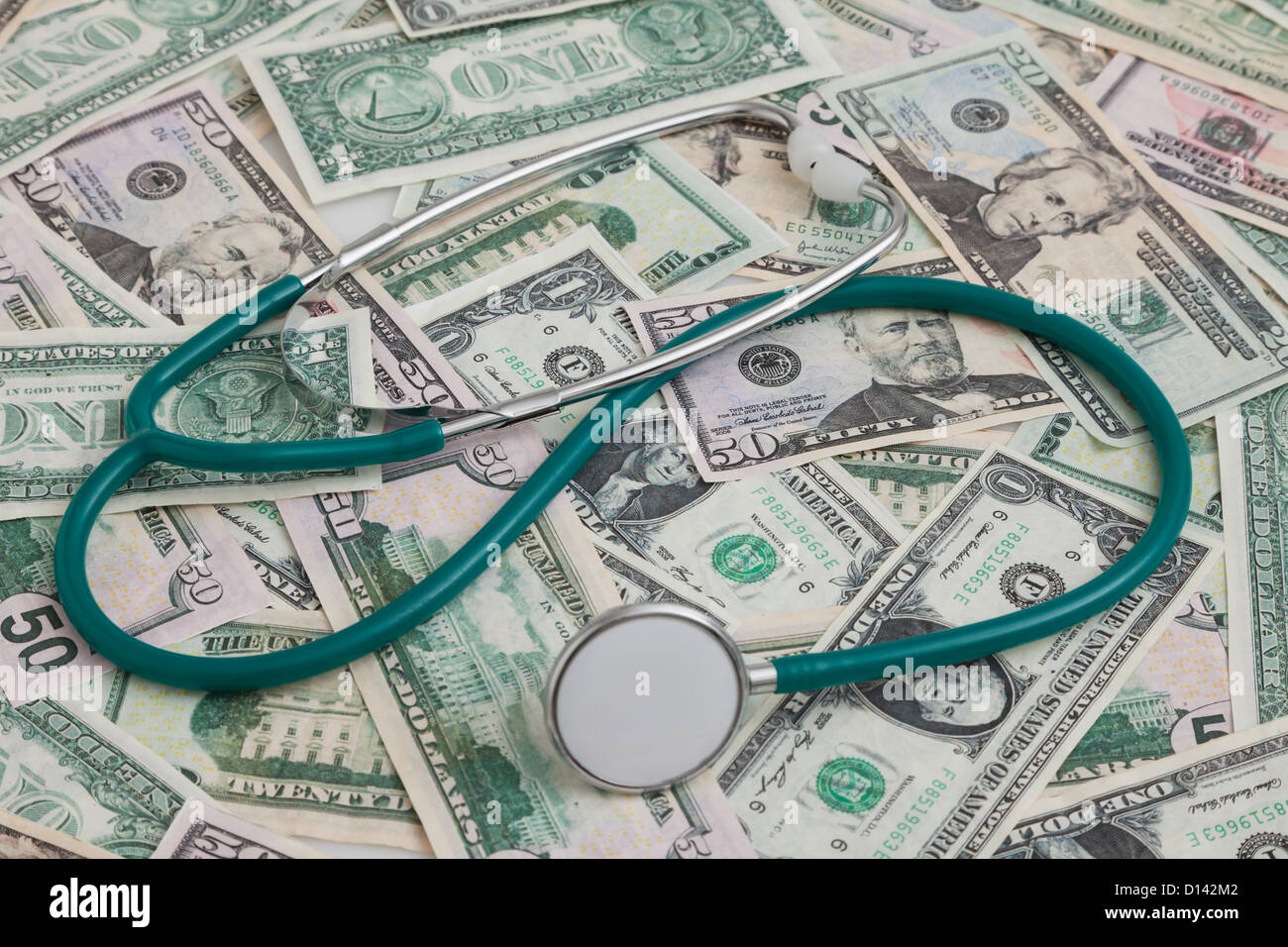 USA, Illinois, Metamora, Banknoten und Stethoskop Stockfoto
